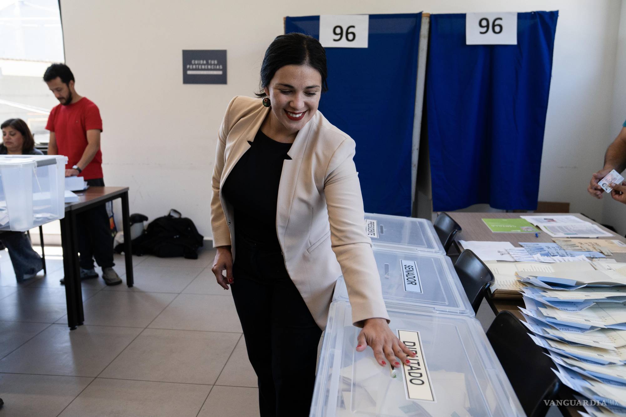 $![AME9565. VALPARAÍSO (CHILE), 16/11/2025.- La candidata a senadora Karol Cariola del Partido][Comunista vota este domingo, en Valparaíso (Chile). Un total de 3.498 centros de votación abrieron][sus puertas para dar comienzo a las elecciones presidenciales y legislativas en Chile, en las que se escogerá]