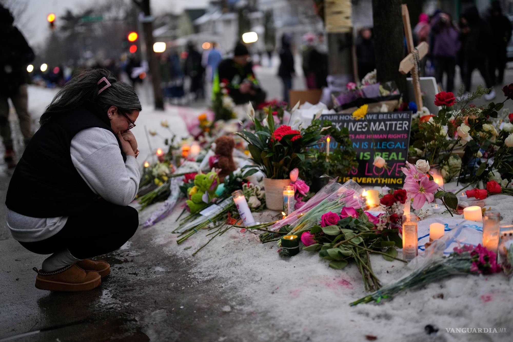 $!Memorial improvisado con flores y velas en el lugar donde Renee Nicole Good perdió la vida, un evento que ha puesto a prueba la supuesta inmunidad de los ciudadanos ante los abusos del ICE.