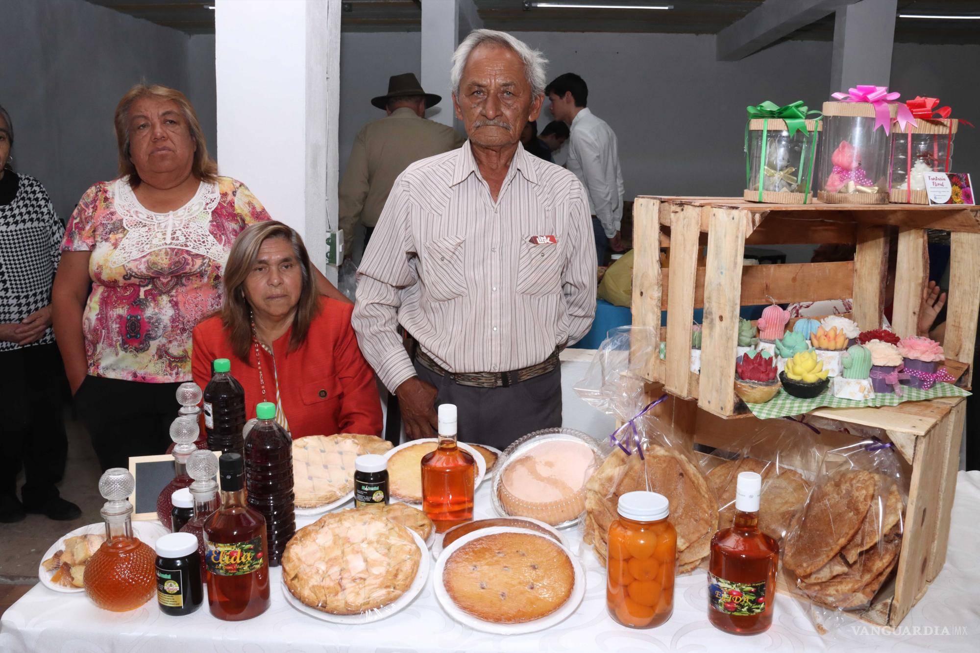 $!Se ofertaron productos de adultos productivos de la región de Los Lirios.