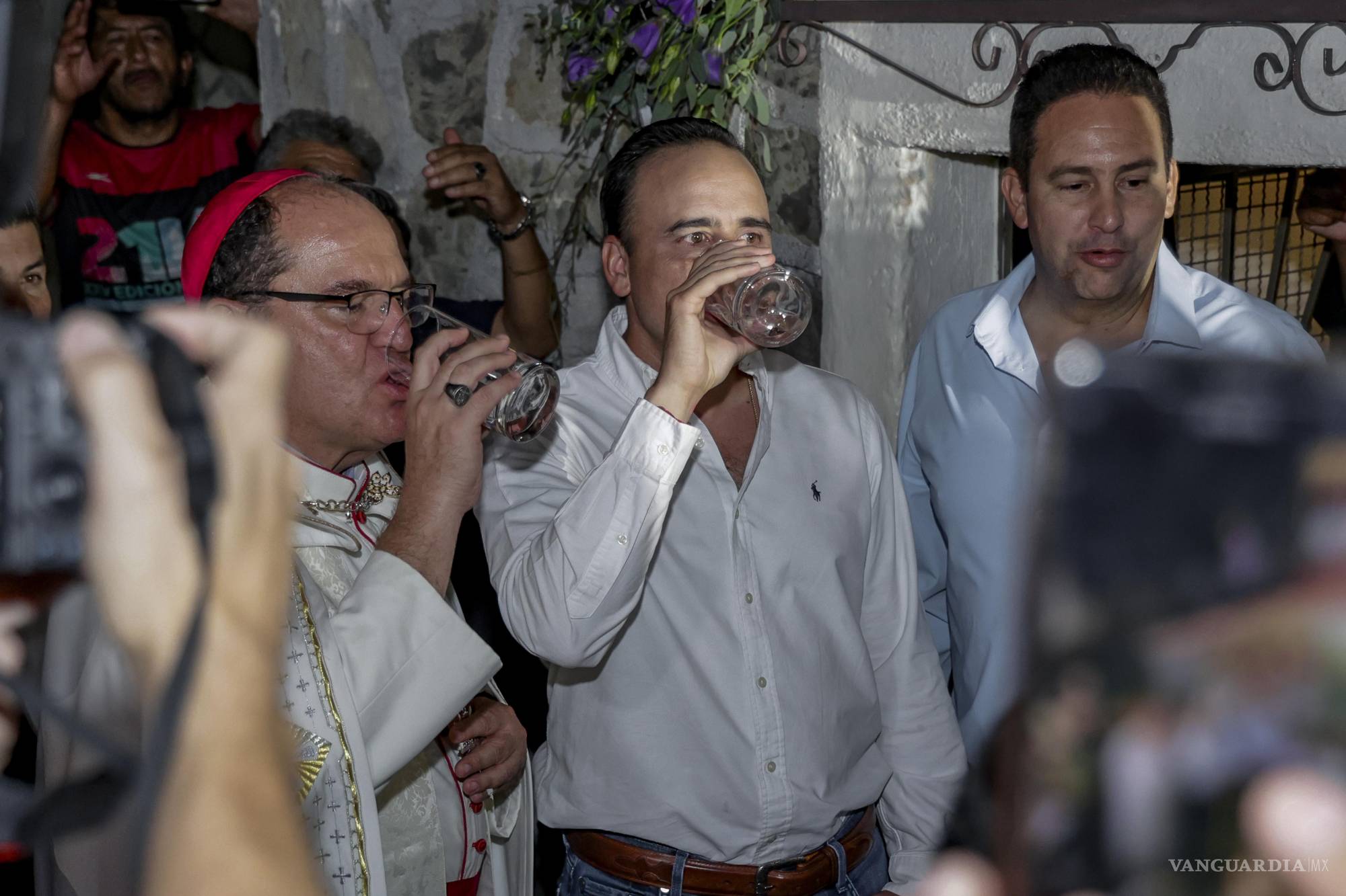 $!Autoridades y asistentes bebieron agua del Ojo de Agua, en un acto simbólico que recuerda el origen del nombre de Saltillo.
