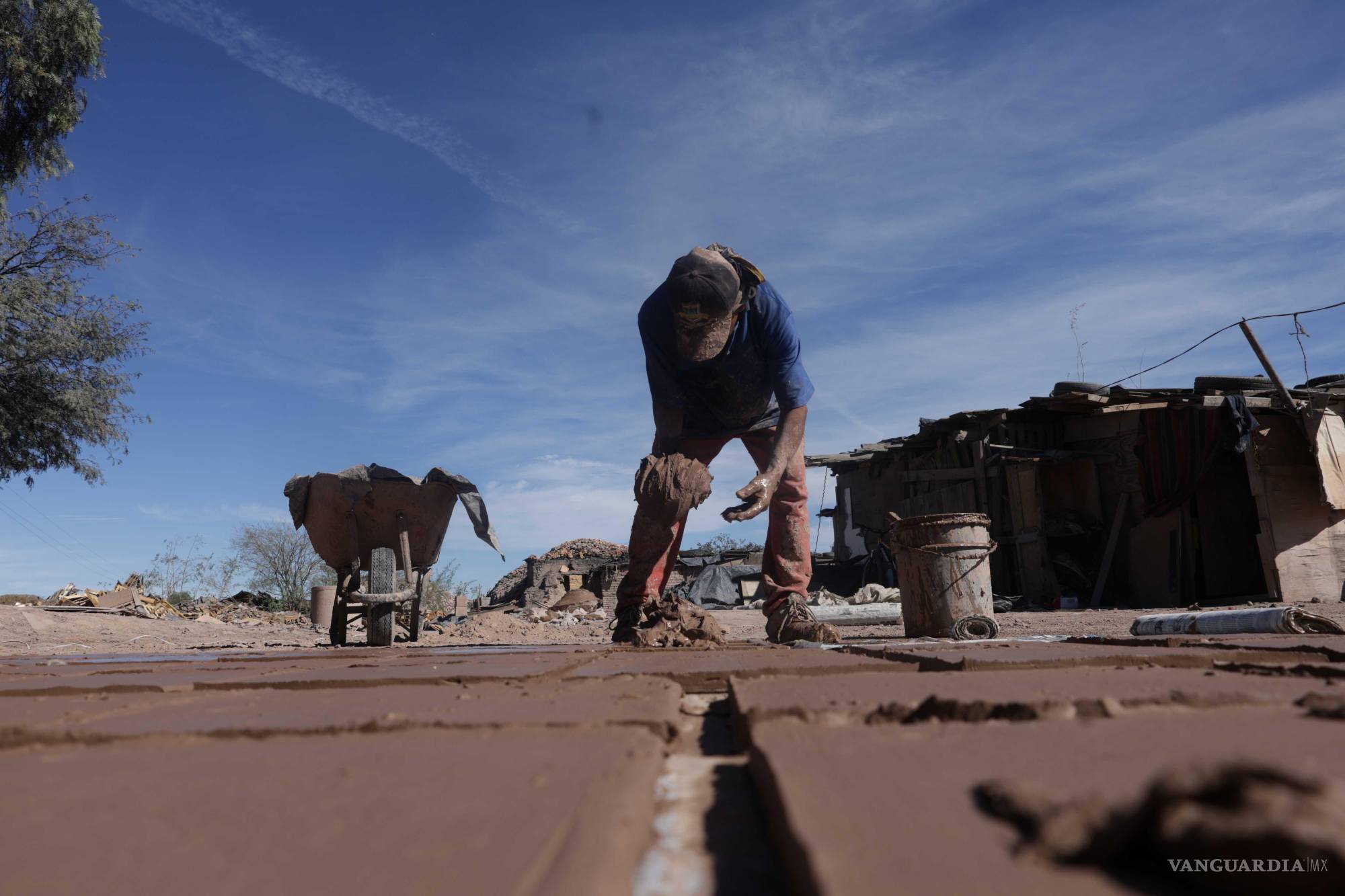 ‘Batallamos para subsistir’: ladrilleros de Saltillo, entre la carencia y la contaminación del aire