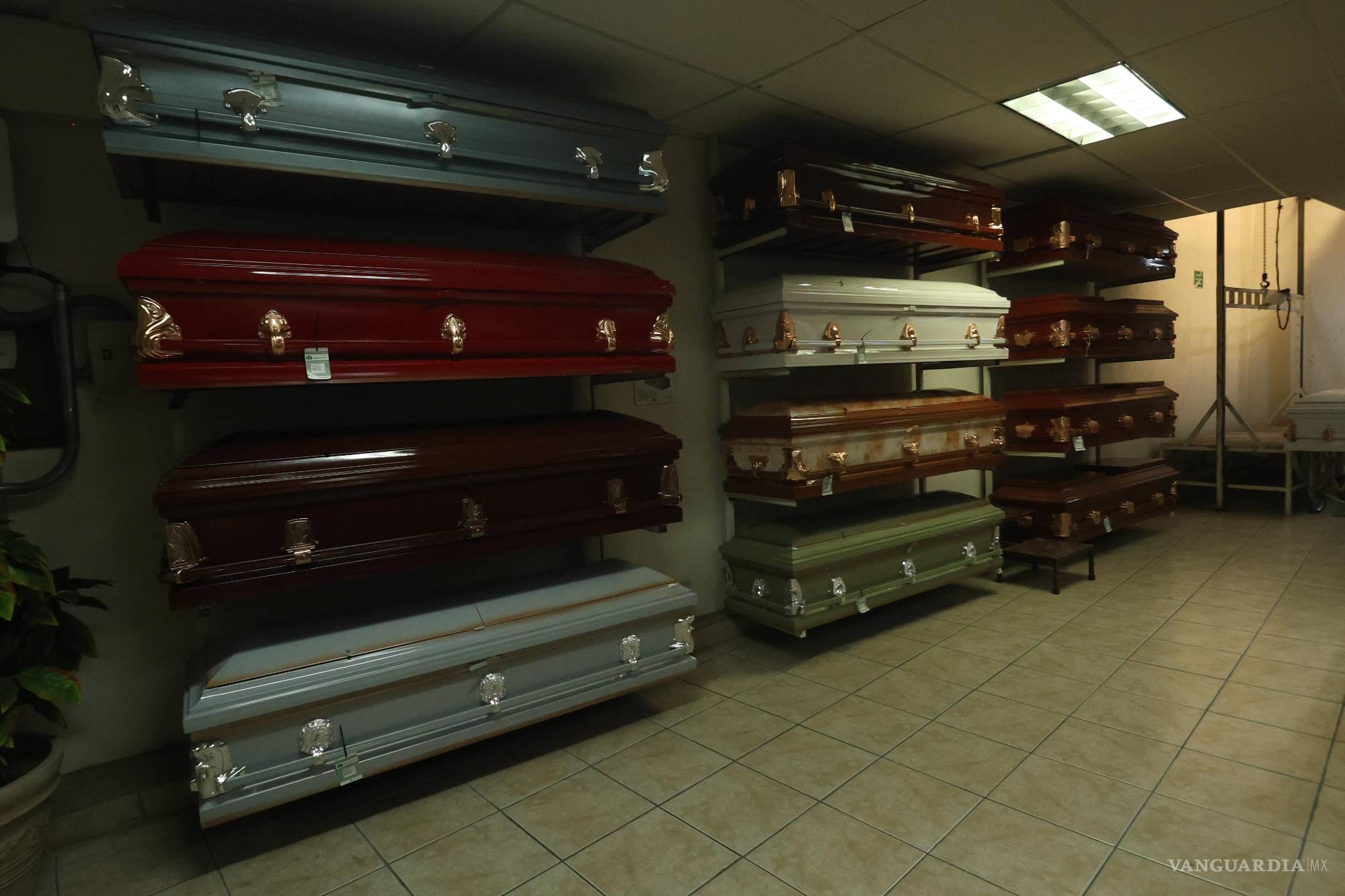 $!La sala de exhibición de ataúdes en una funeraria de Saltillo refleja la diversidad de elecciones para el adiós. Durante la pandemia, muchos féretros no llegaron a usarse en velorios: los cuerpos pasaban directo a cremación.
