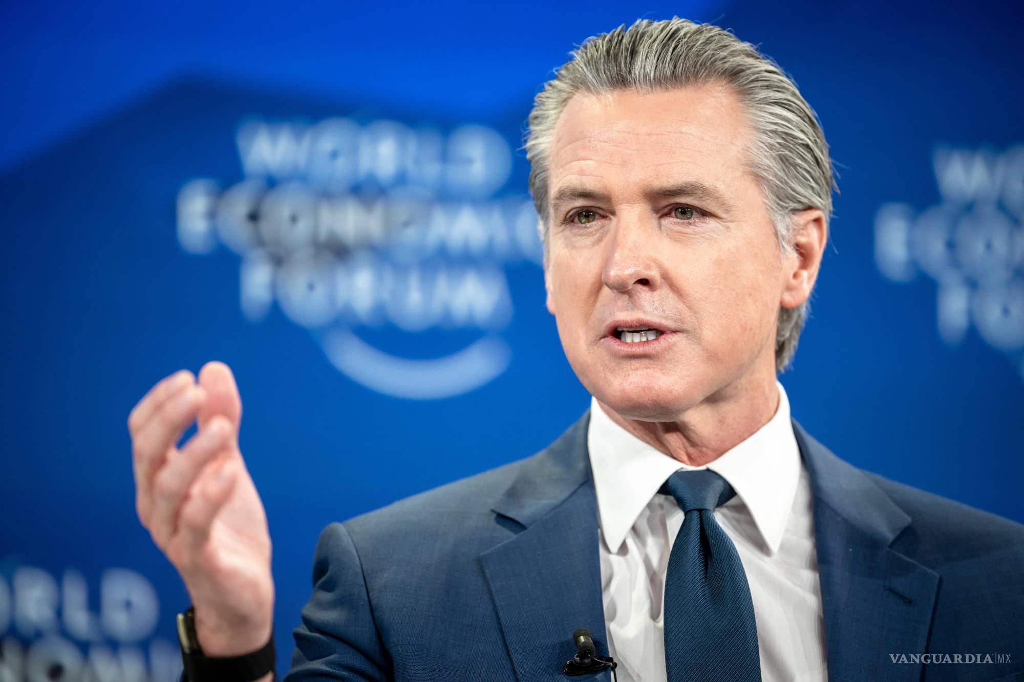 $!El gobernador de California, Gavin Newsom, habla durante una sesión de la 56.ª reunión anual del Foro Económico Mundial (FEM), en Davos, Suiza.