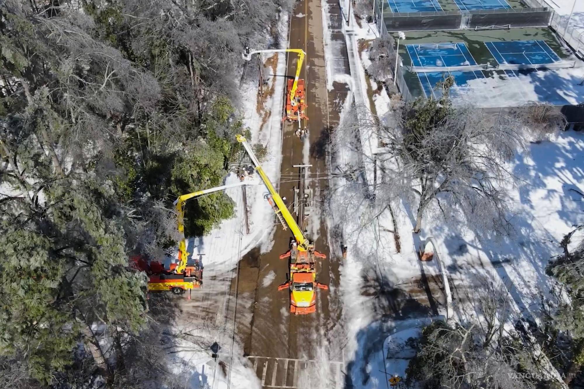 $!Esta imagen, tomada de un video distribuido por la ciudad de Oxford, Mississippi, muestra a operarios trabajando en el tendido eléctrico, el 27 de enero de 2026.