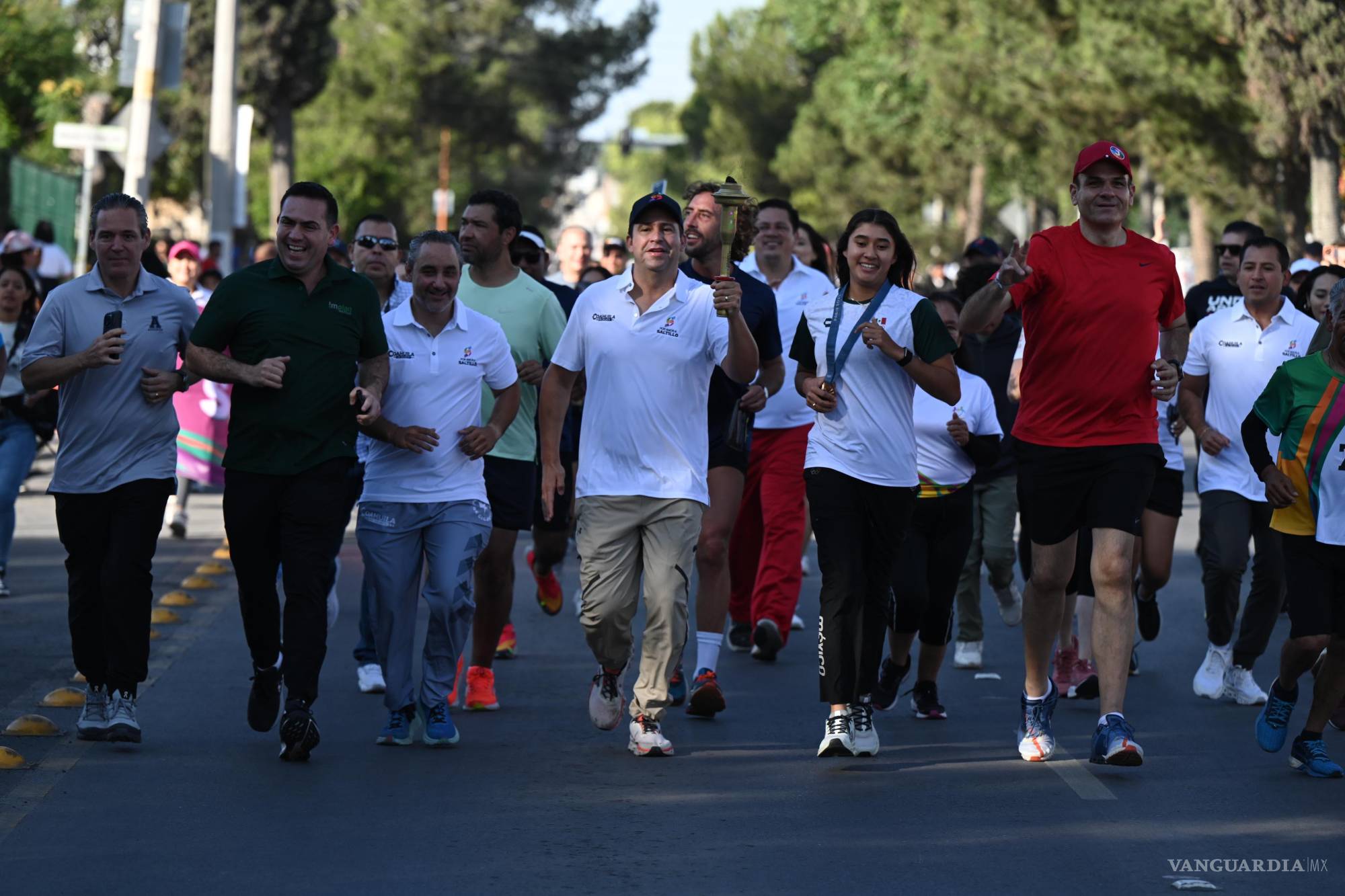 $!Funcionarios y deportistas que han puesto en alto el nombre de Saltillo a nivel nacional e internacional, hicieron el recorrido con la antorcha olímpica.