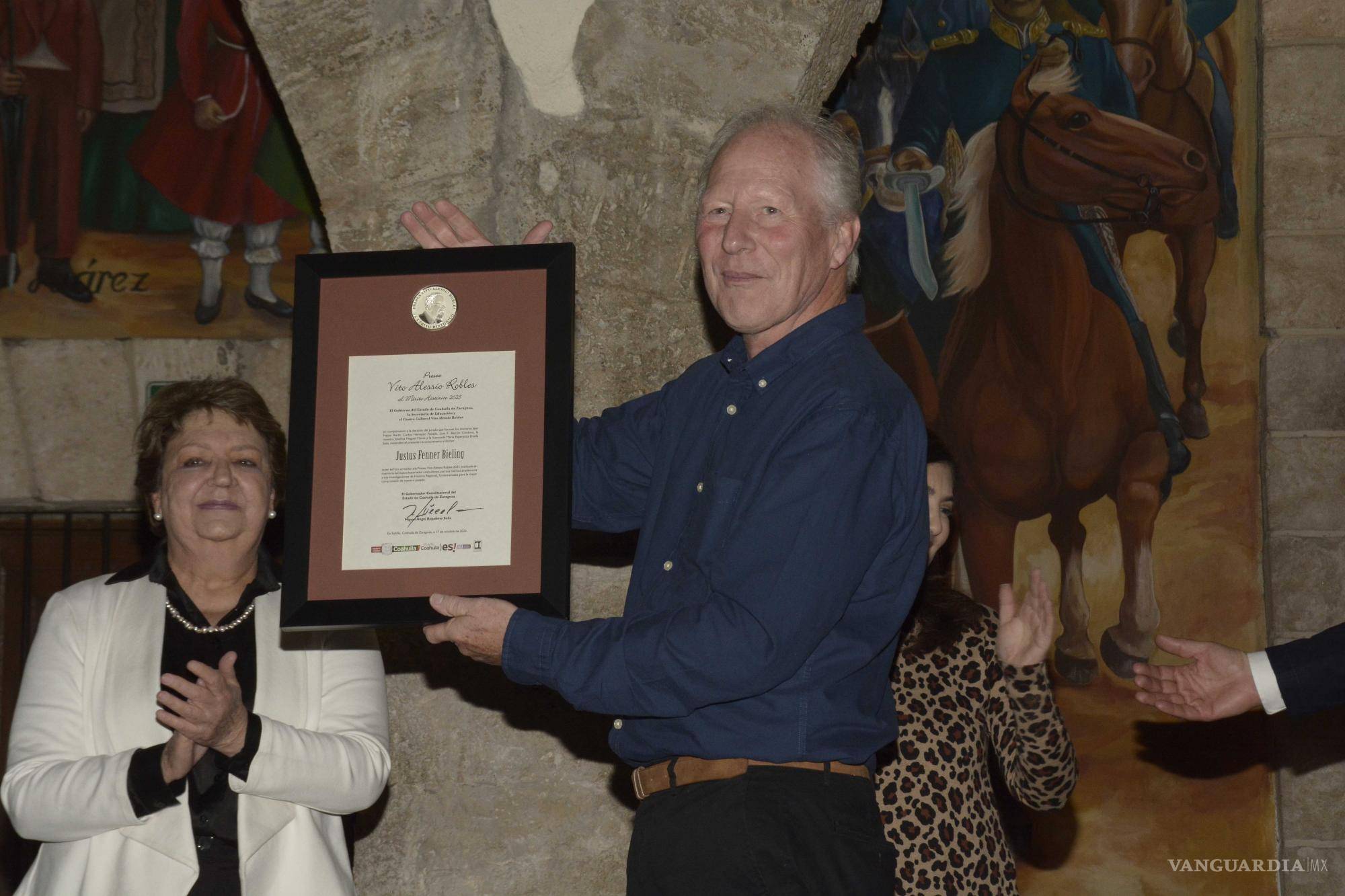 $!El Centro Cultural Vito Alessio Robles reconoció la trayectoria de Fenner Bieling.
