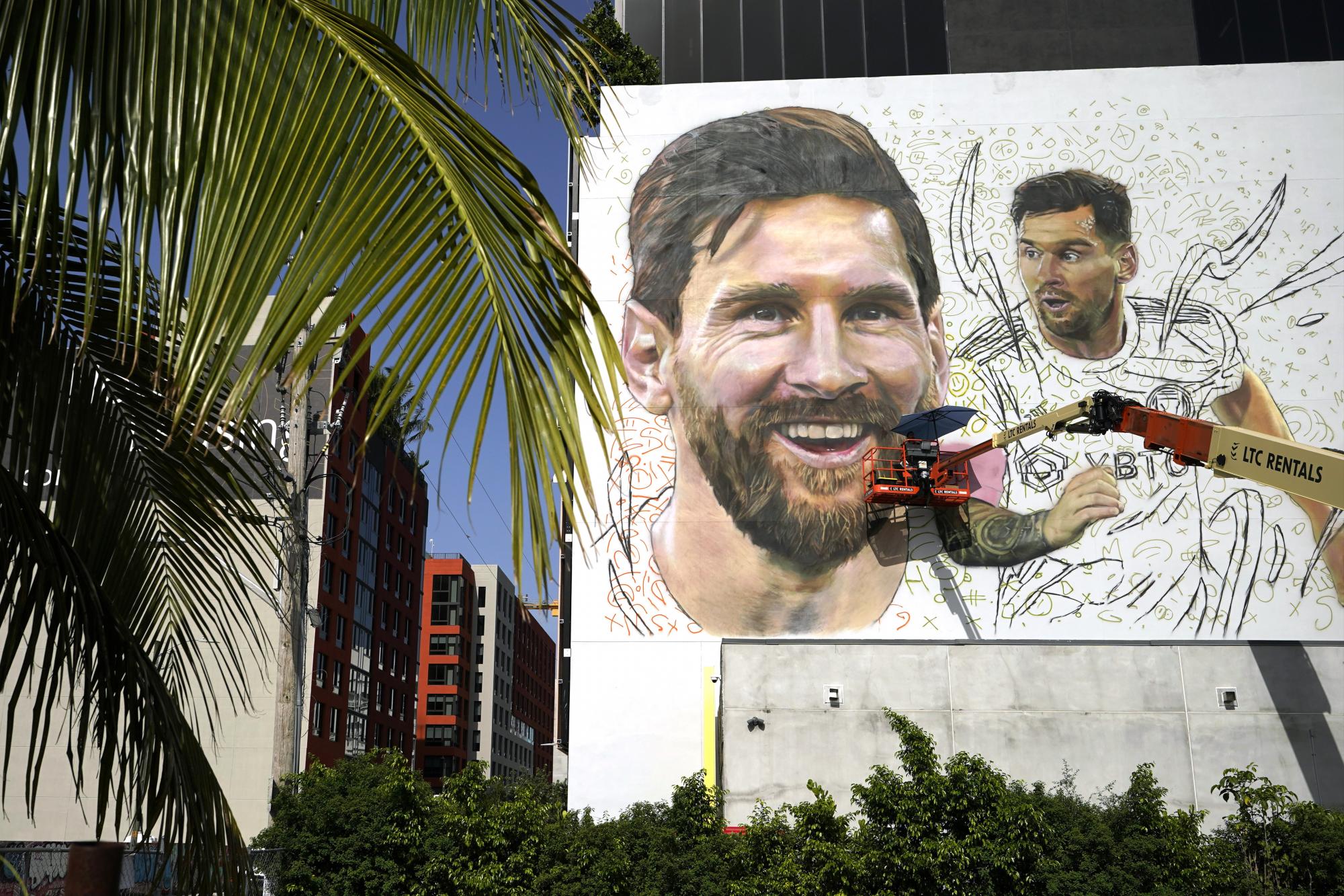 $!El artista Maximiliano Bagnasco pinta un mural de Lionel Messi el lunes 10 de julio de 2023, en el vecindario Wynwood de Miami.