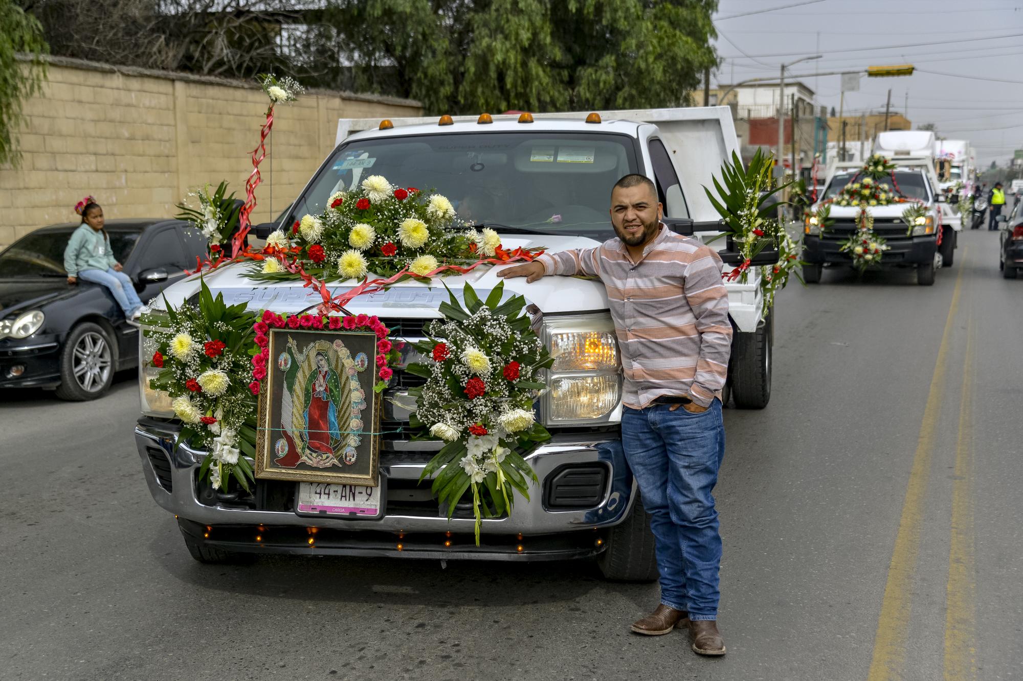 $!Los vehículos de la peregrinación se encuentran decorados con flores y lonas, rindiendo homenaje a la Virgen Morena y a seres queridos fallecidos.