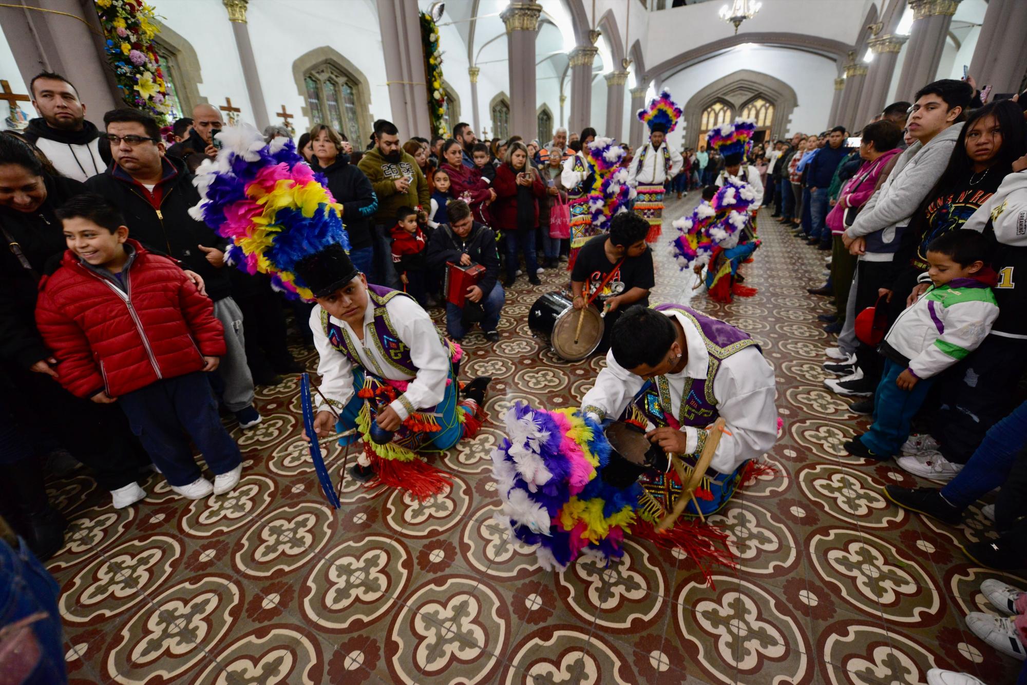 $!Peregrinos y danzantes celebran el día de la Virgen de Guadalupe en una festividad llena de fe y color.
