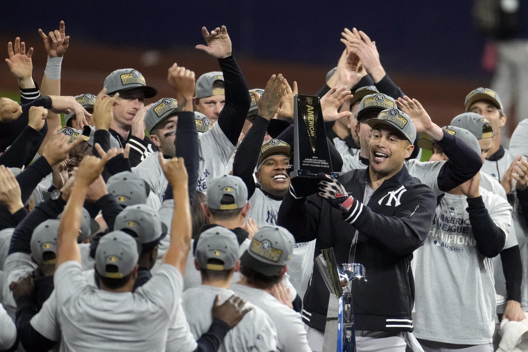 $!Los Yankees celebran su victoria en la Serie de Campeonato listos para el Clásico de Otoño.