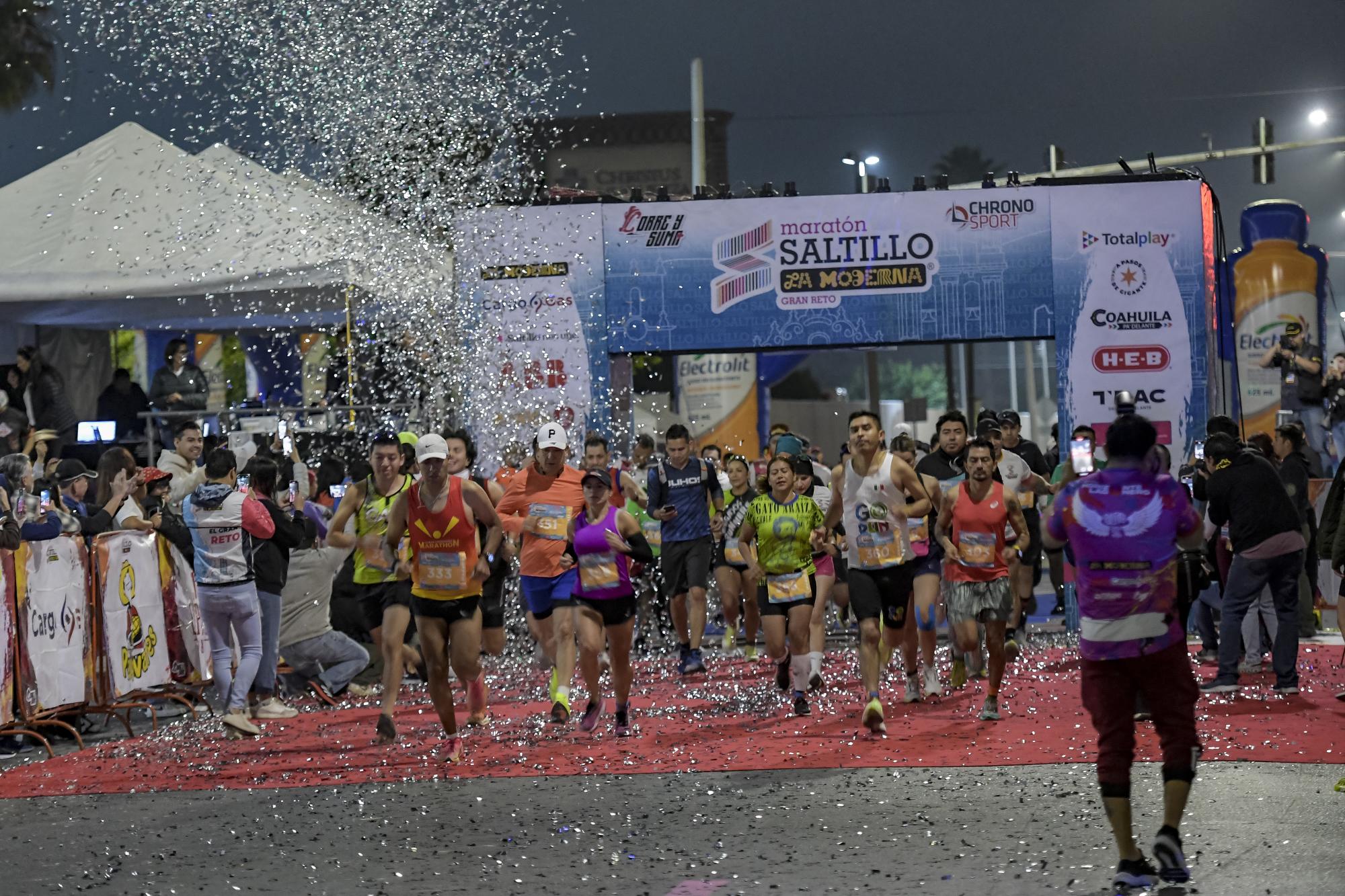 $!Corredores amateurs y profesionales participaron en la carrera.