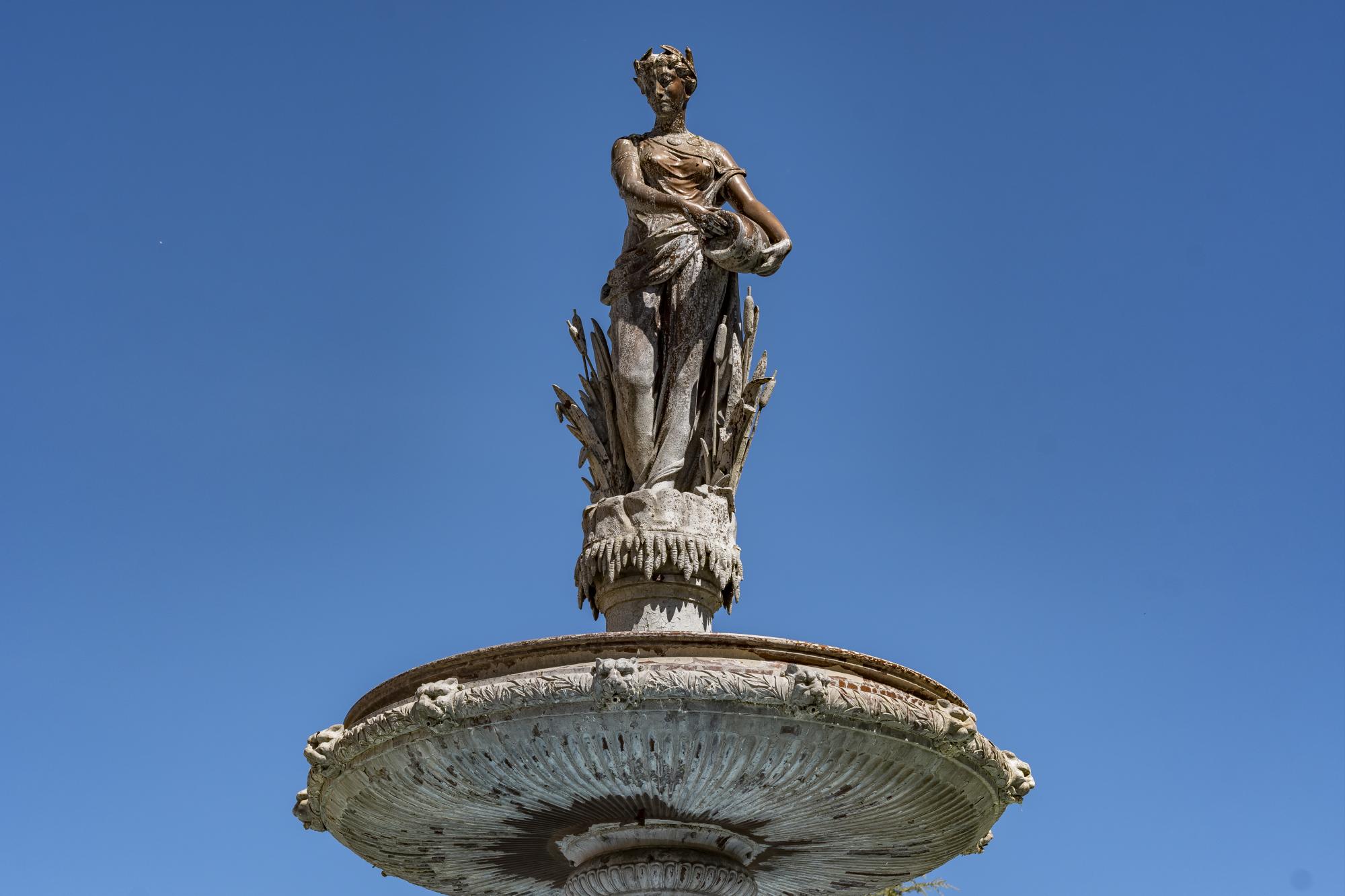 $!Detalles de la ninfa principal de la fuente en Plaza de Armas.