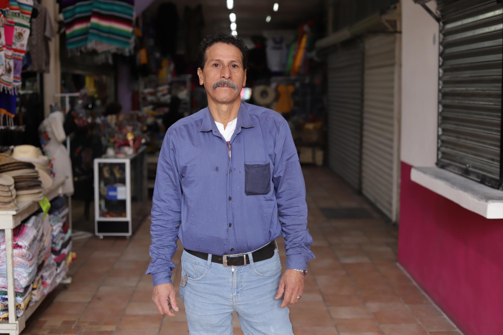 $!Leonardo García Méndez, de 59 años, recuerda que empezó a trabajar temporalmente en los módulos de sanitarios para locatarios y clientes a principios 1970.