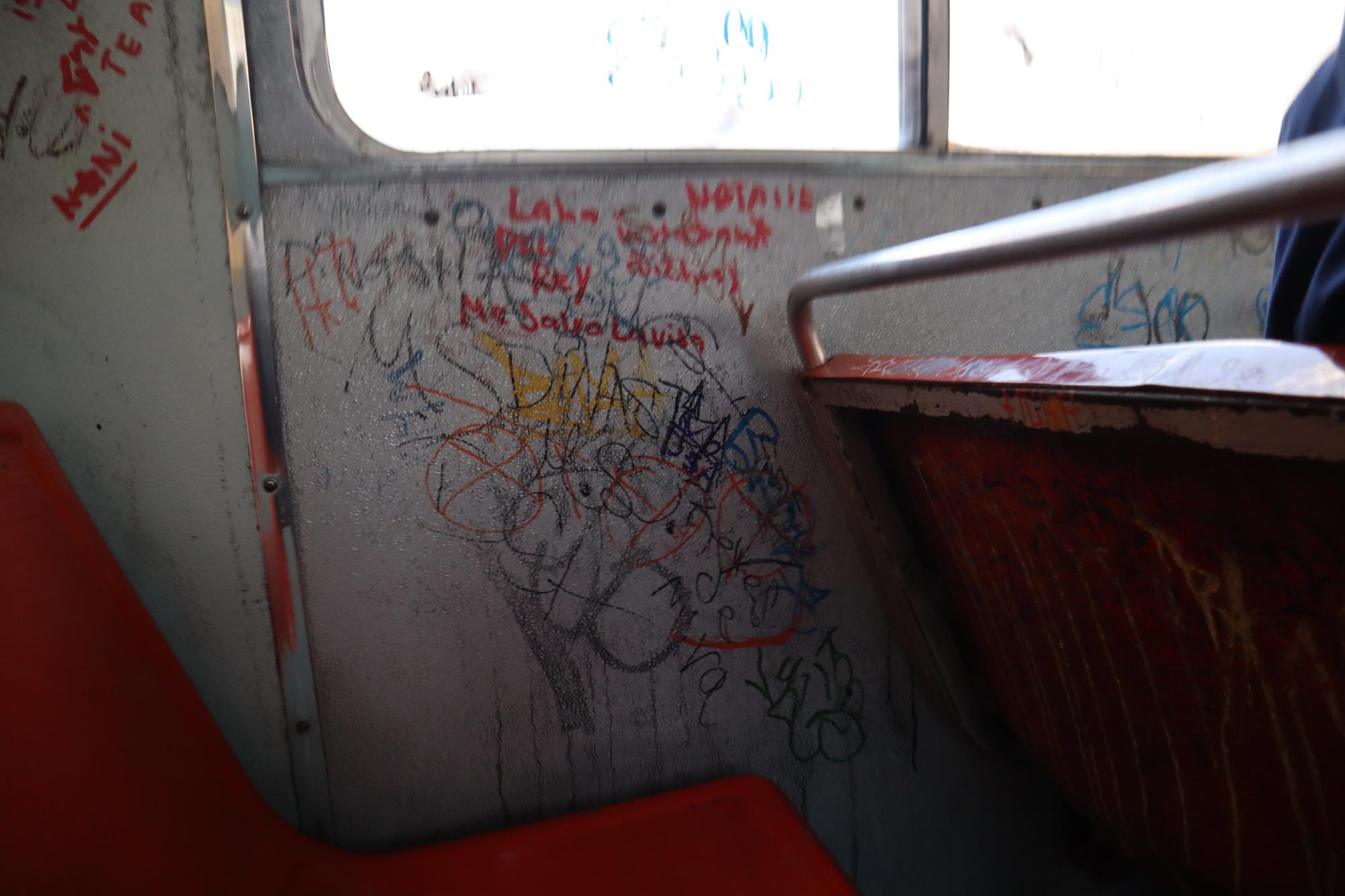 $!Algunas de las quejas sobre el transporte público se enfocan en las malas condiciones de las unidades. Desde asientos rotos o que no están bien sujetos, hasta grafitis y basura.
