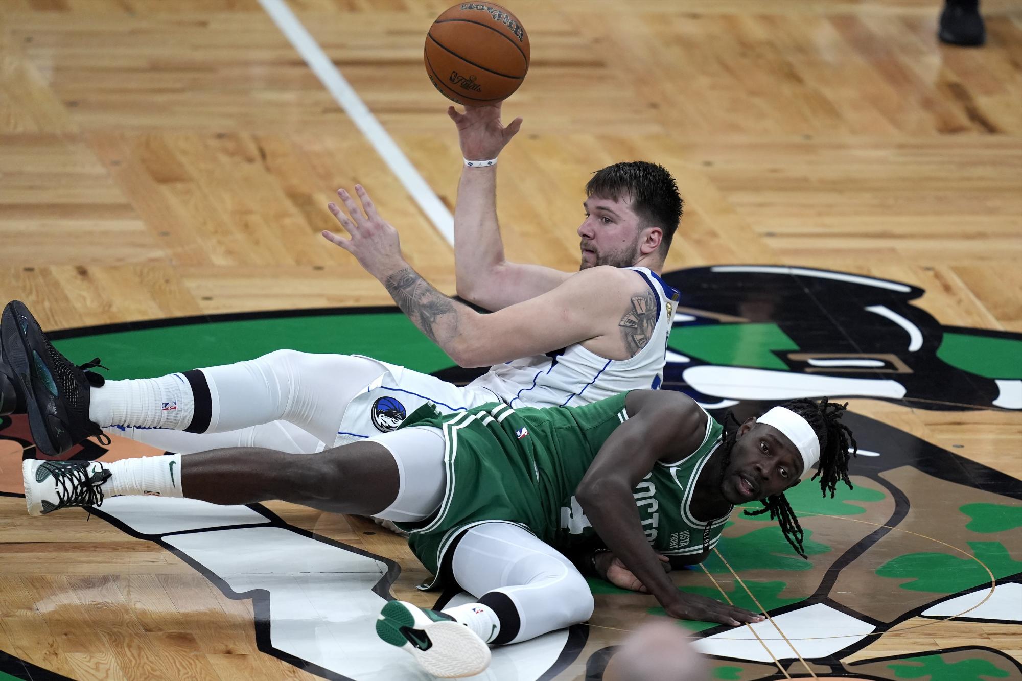 $!La defensa de los Celtics frustró los intentos ofensivos de los Mavericks durante el juego decisivo.