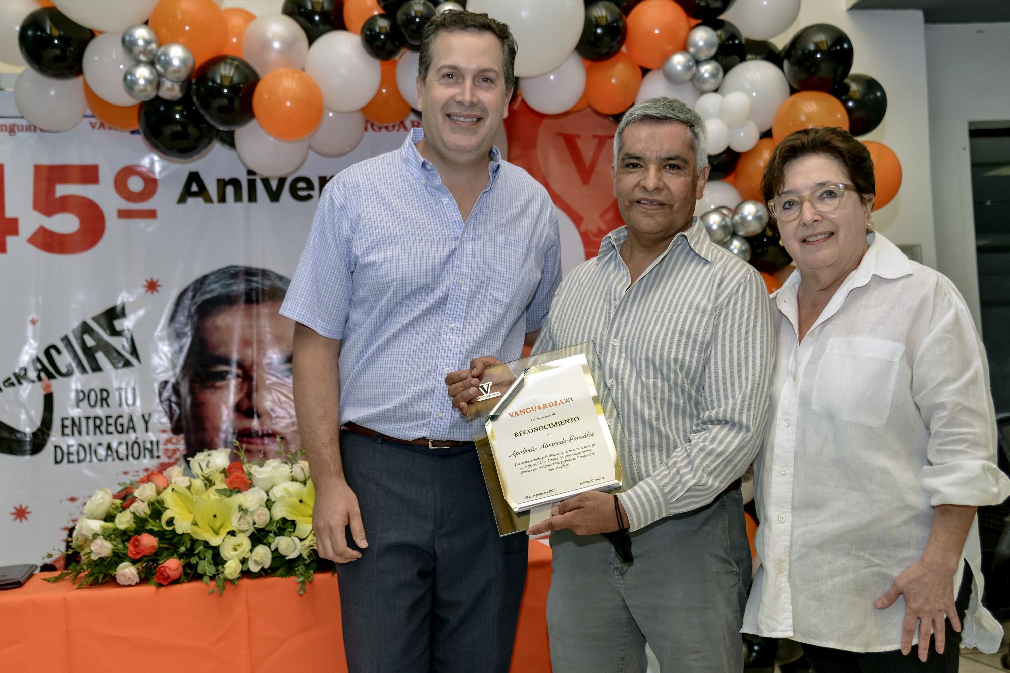 $!De izquierda a derecha: Armando Castilla, director general de VANGUARDIA, Apolonio Alvarado y la maestra Diana Galindo de Castilla, fundadora y exdirectora general.