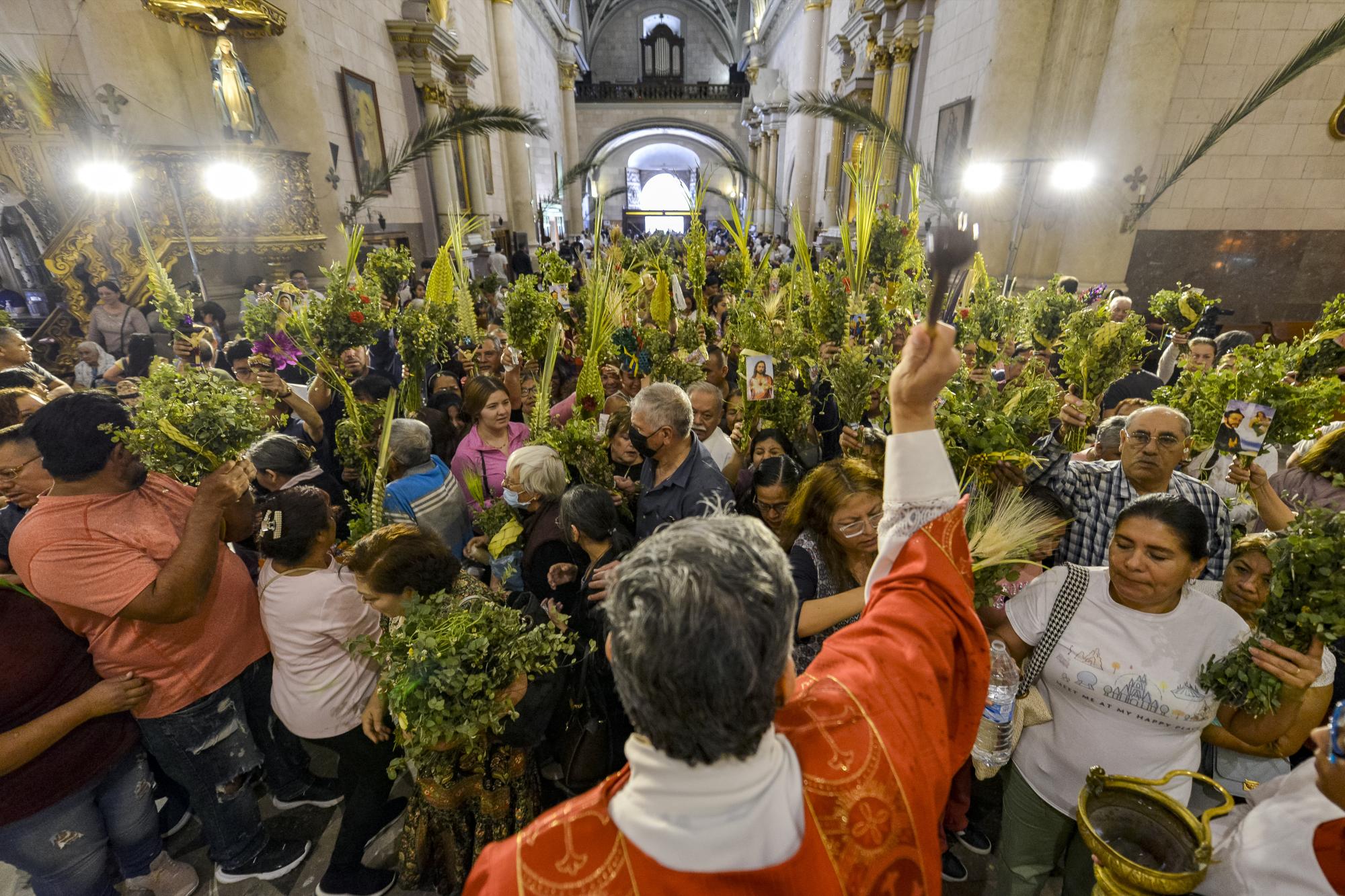 $!Fieles recibieron la bendición de ramos por parte del obispo Hilario González en la Catedral de Santiago durante el Domingo de Ramos.