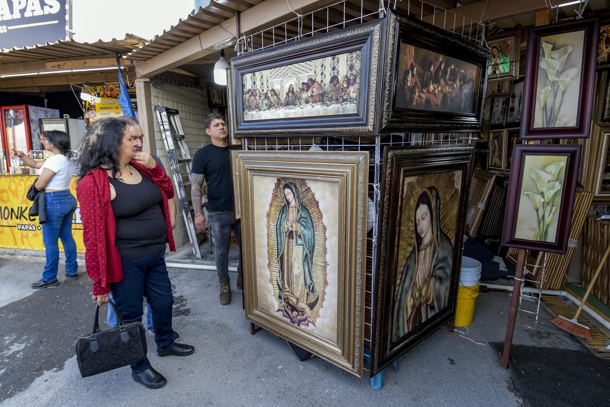 $!Los artículos religiosos no pueden faltar en los puestos.