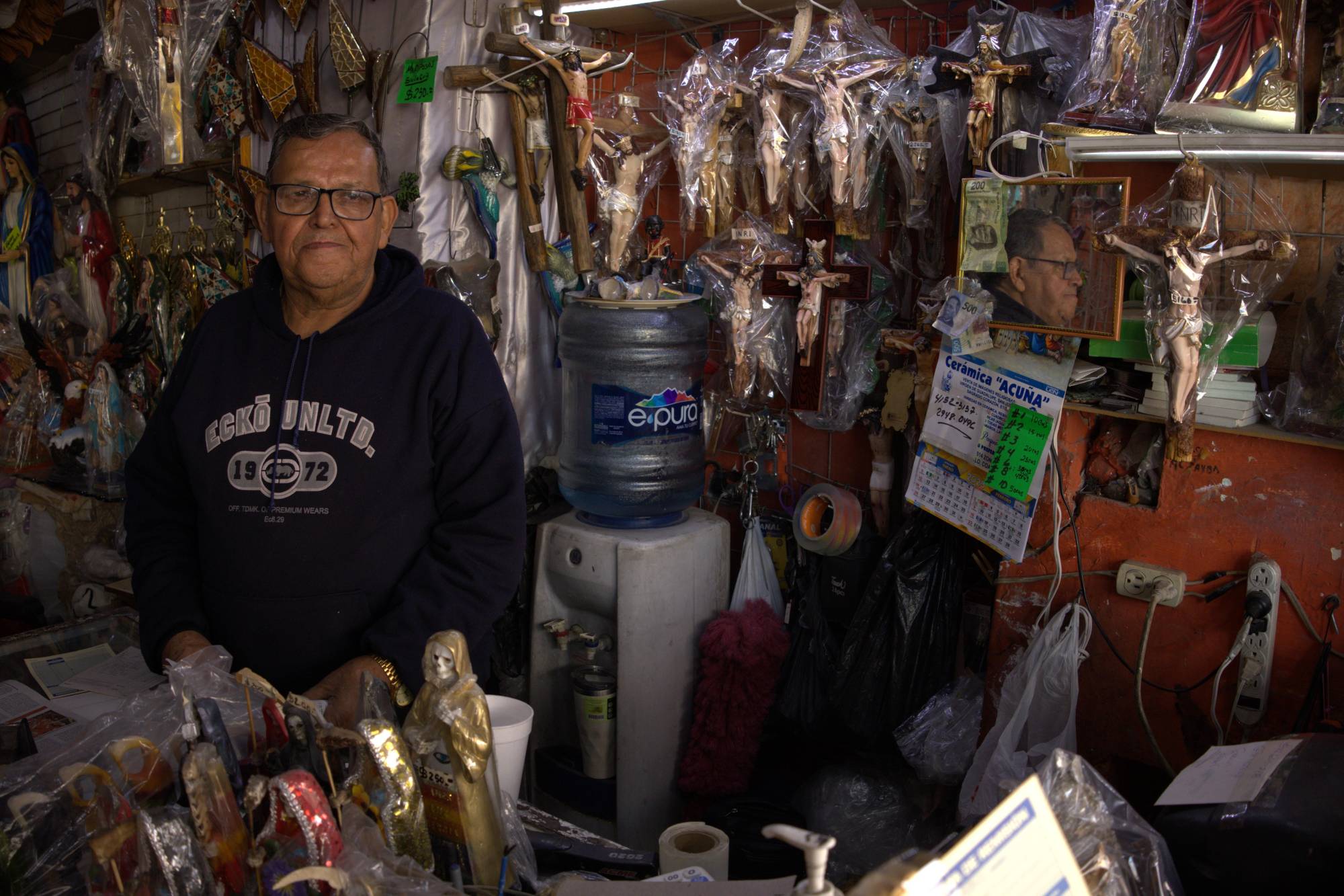 $!Comerciantes del Centro Histórico de Saltillo resisten con oficios tradicionales, pese a los cambios en el consumo.