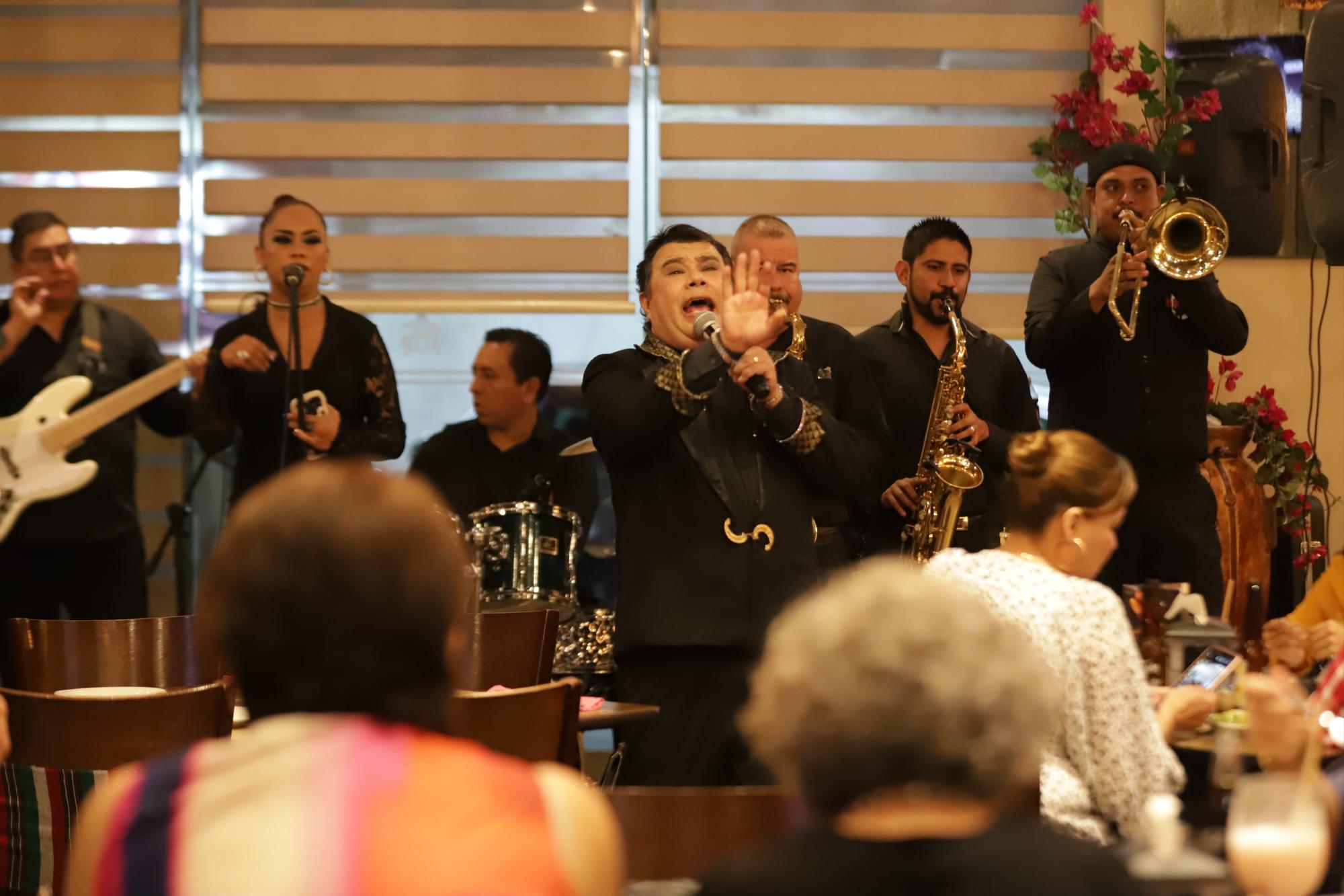 $!Un grupo en vivo con vientos, corista, cuerdas y batería acompaña a Ramón Alberto en su interpretación de las canciones de Juan Gabriel.