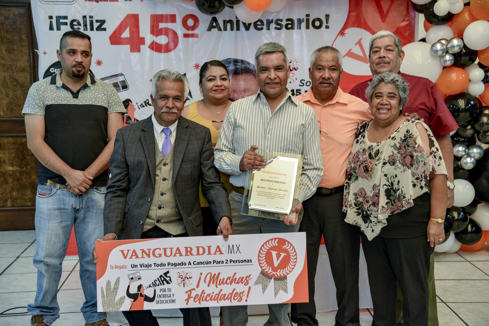 $!La familia de Apolonio Alvarado se reúne para celebrar sus 45 años de dedicación en VANGUARDIA, resaltando su influencia en el periodismo y su impacto en la comunidad.