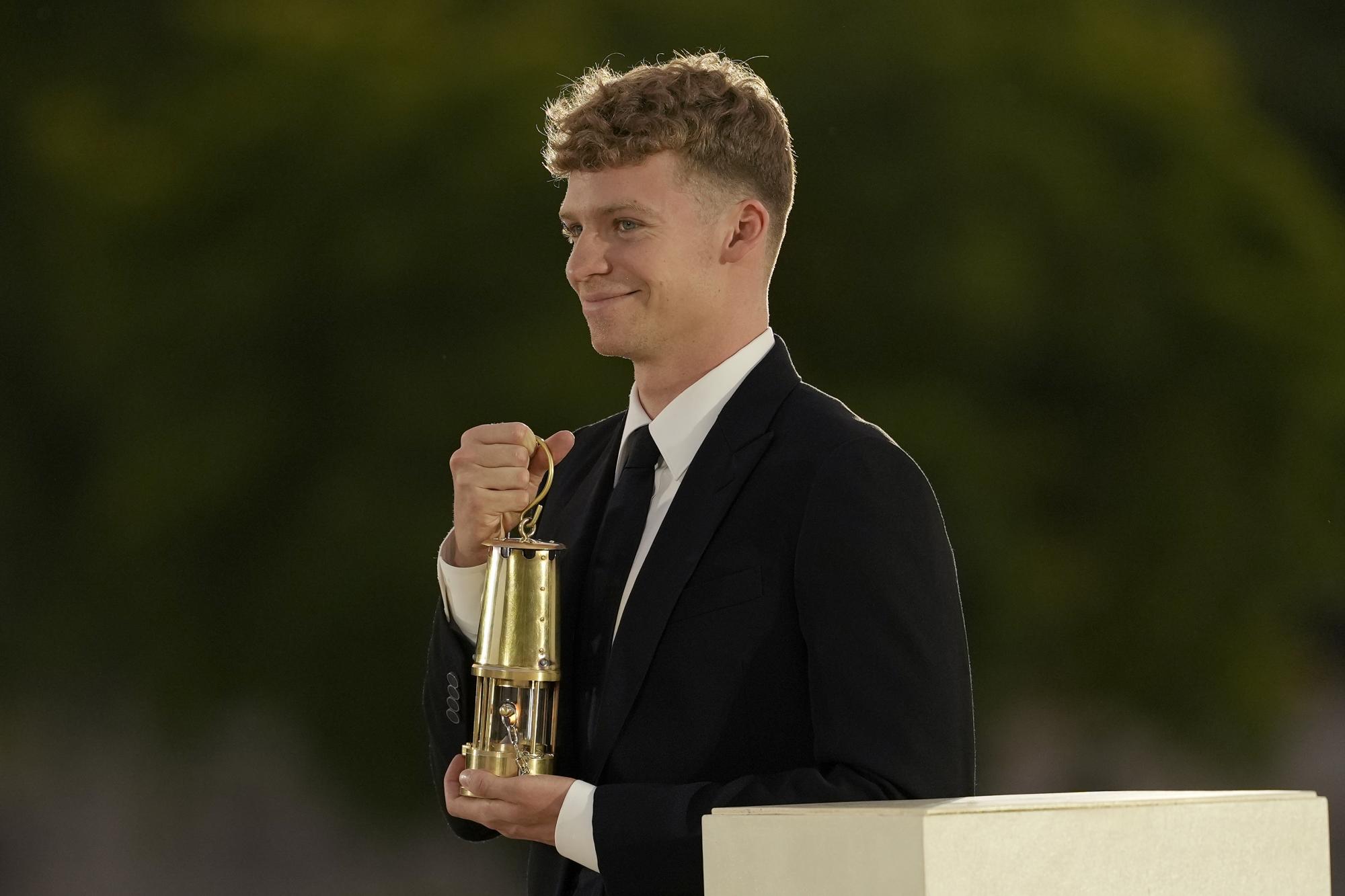 $!Léon Marchand, el héroe francés de París 2024, lleva simbólicamente el fuego olímpico desde los jardines de los Tullerías hasta el Estadio de Francia en Saint Denis.