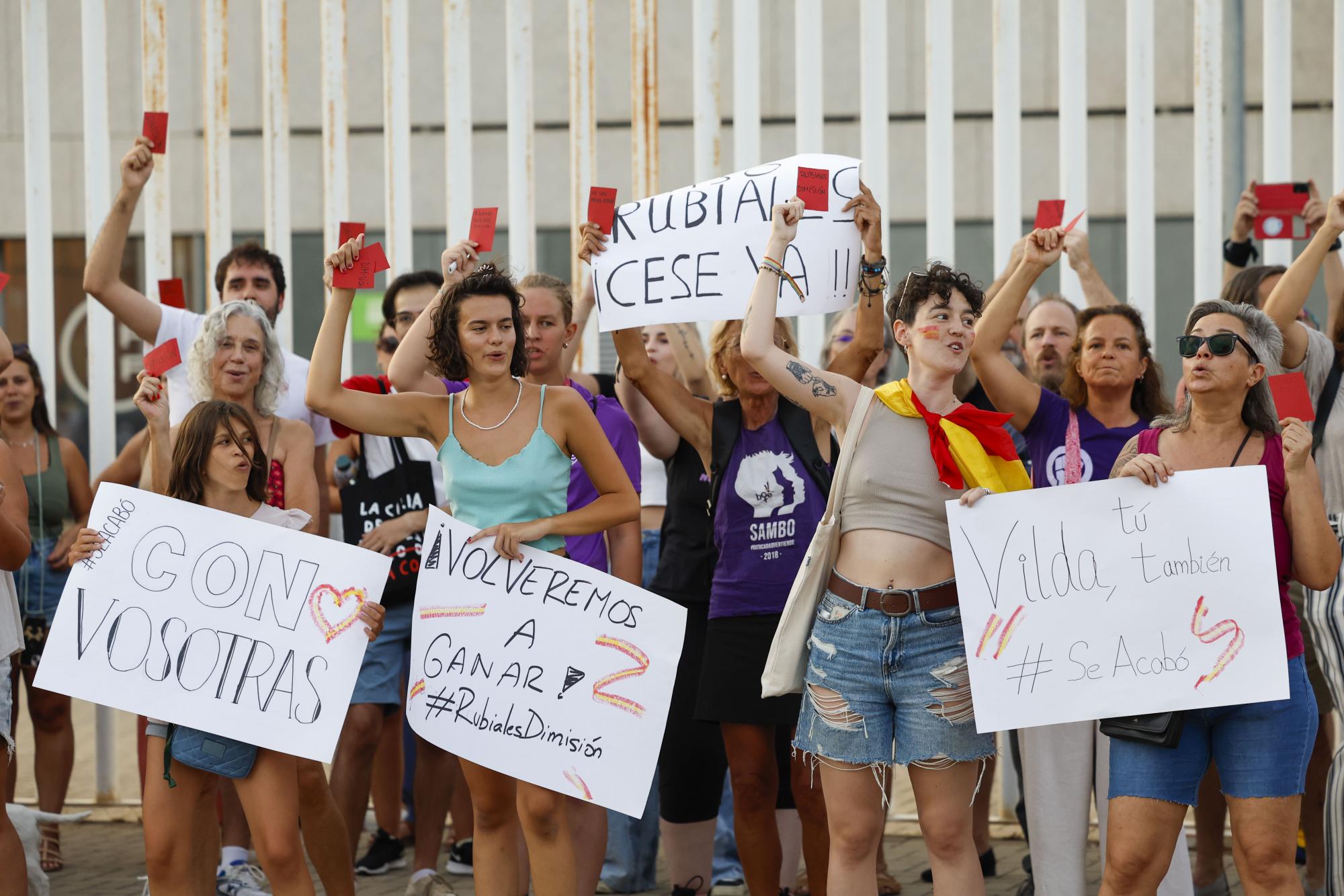 $!A las afueras de las instalaciones de la Federación se dio una manifestación feminista para pedir la destitución de Rubiales.