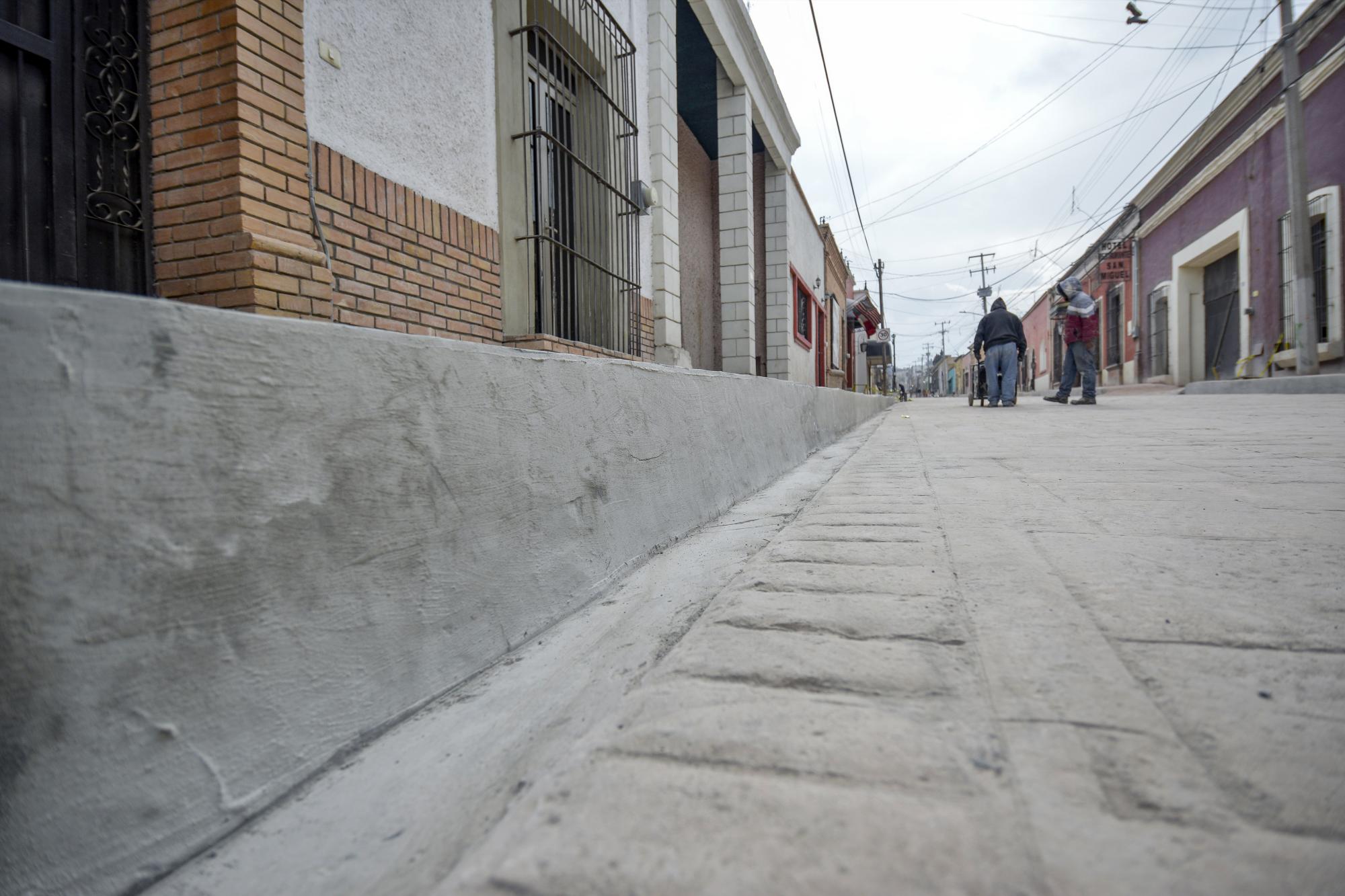 $!Desde iniciadas las obras, las banquetas fueron motivo de discusión entre autoridades y vecinos de al calle General Cepeda.