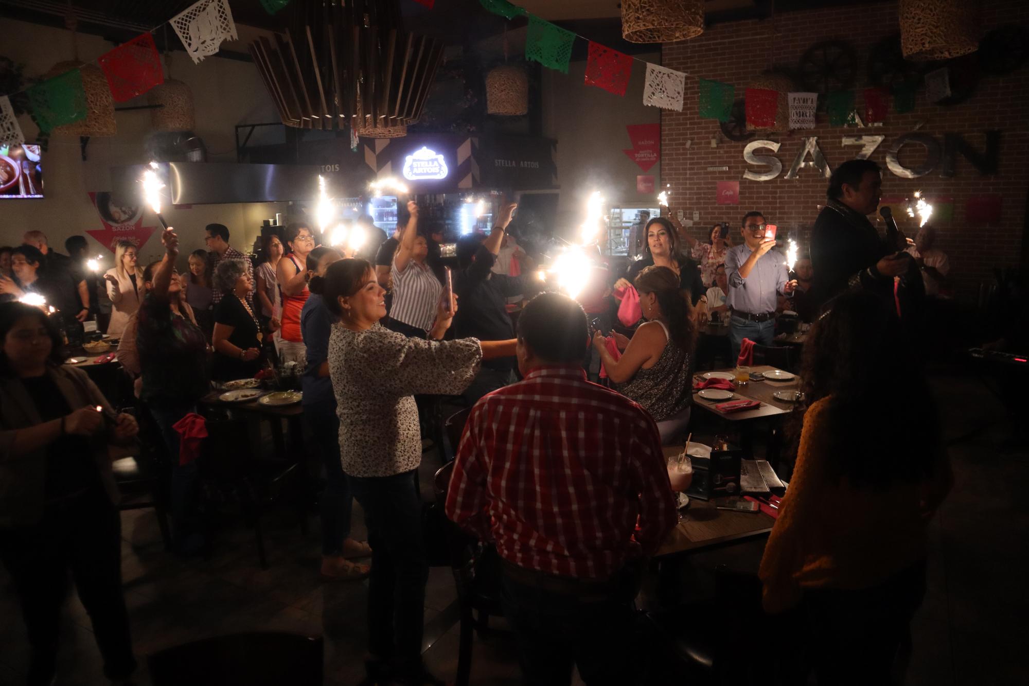 $!Mesas adornadas con servilletas, teléfonos y bengalas en el restaurante Al Sazón Mexicano durante la actuación de ‘La Sombra de Juan Gabriel’.