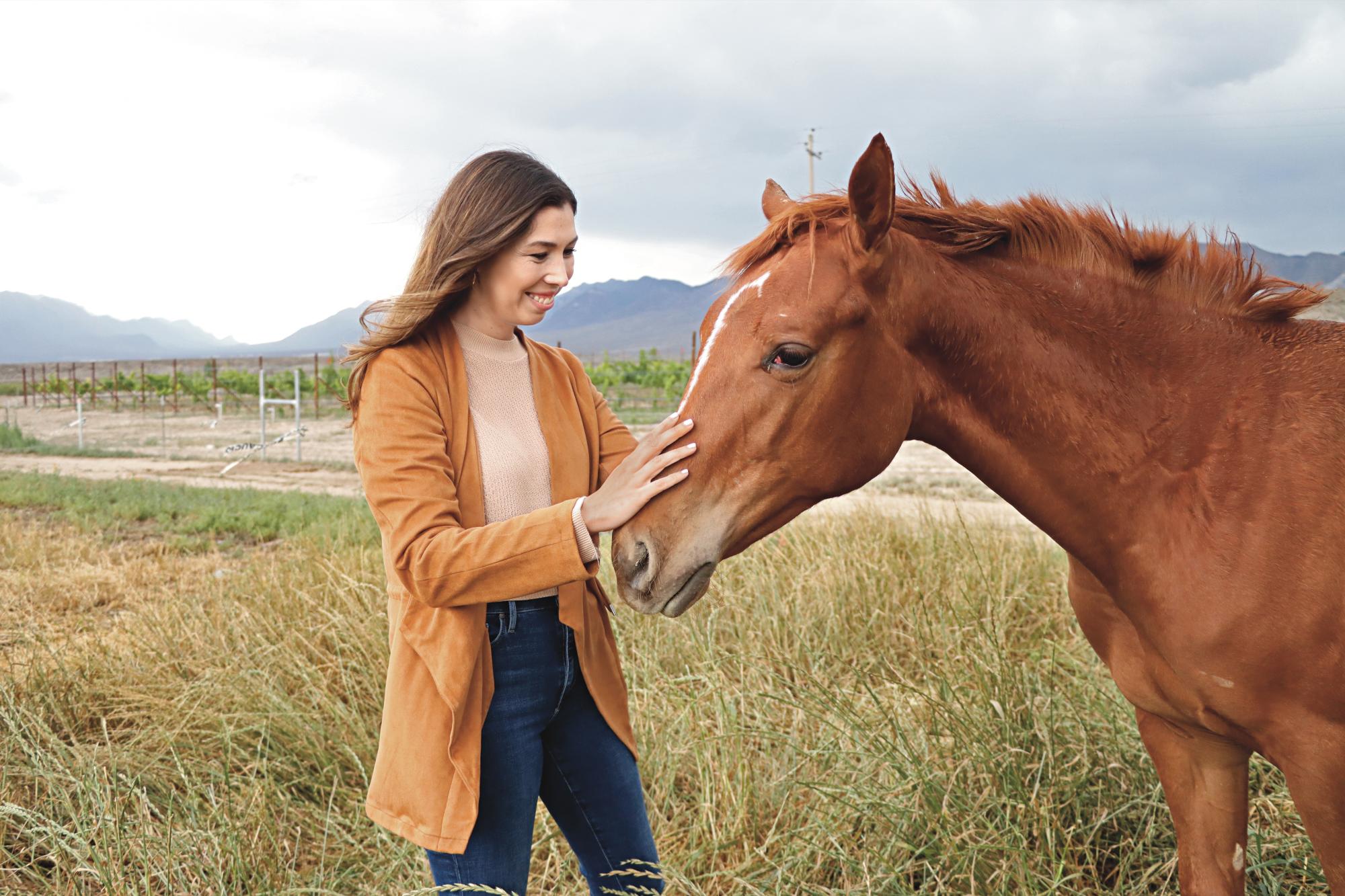 $!Desde su infancia, Roberta Ramón Treviño ha compartido momentos especiales con los caballos, lo que ha despertado un profundo amor por ellos.