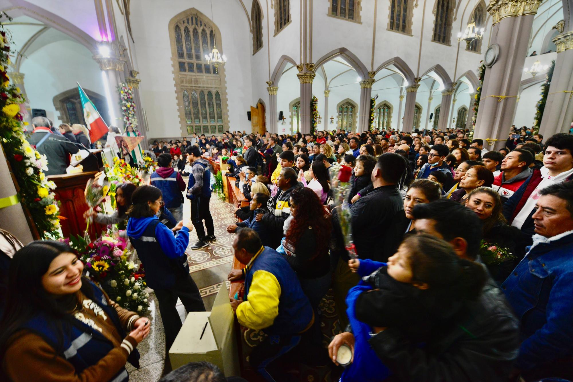 $!Devotos inundan el Santuario de Guadalupe con flores y velas en honor a la Virgen.