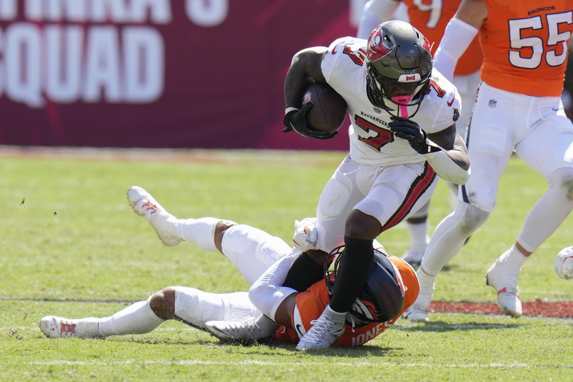 $!Bucky Irving ha impresionado con su promedio de 6 yardas por acarreo y podría desplazar a Rachaad White.