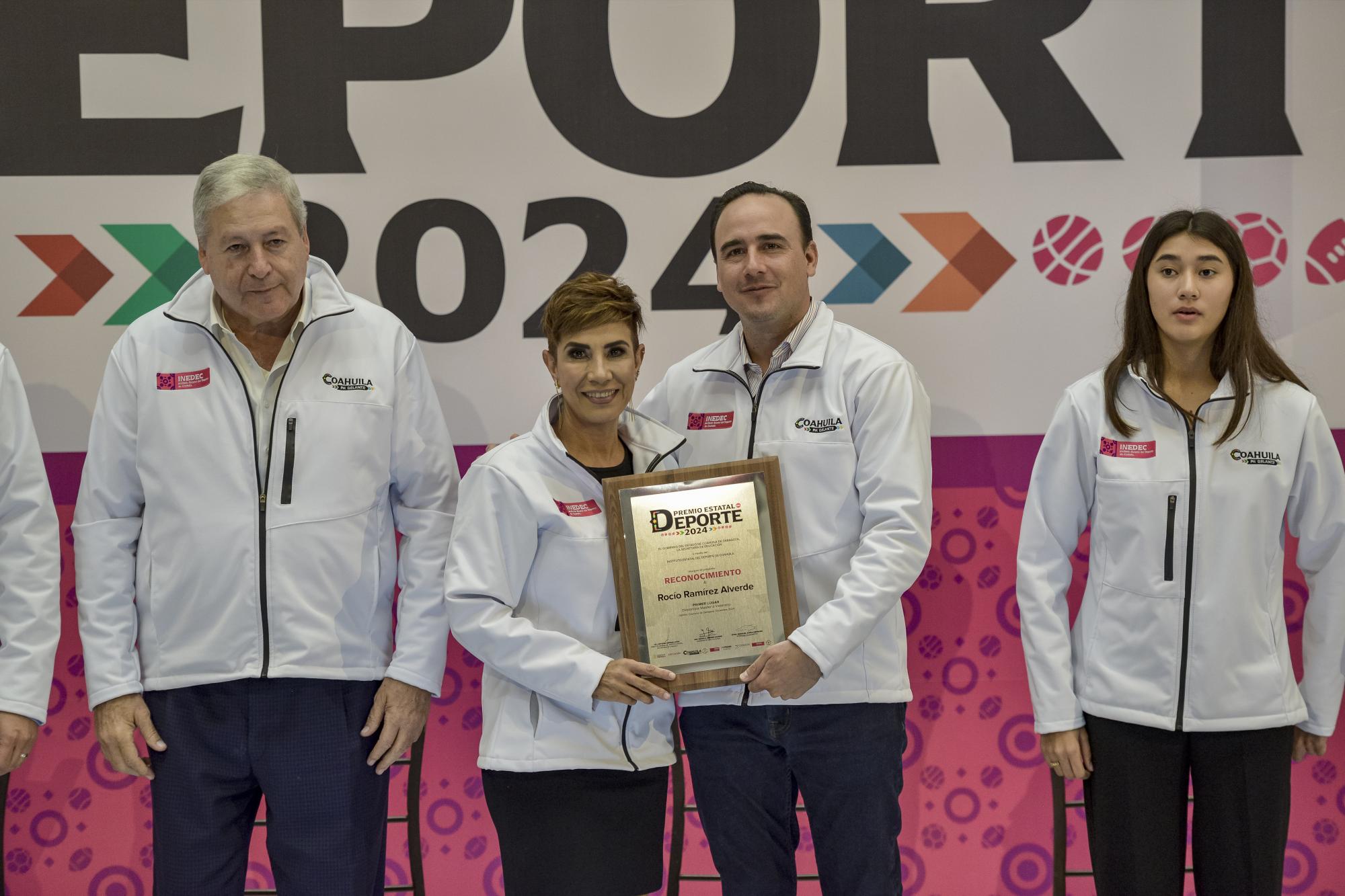 $!Rocío Ramírez Alverde, reconocida nadadora máster, recibió el premio por su trayectoria en competencias de aguas abiertas.