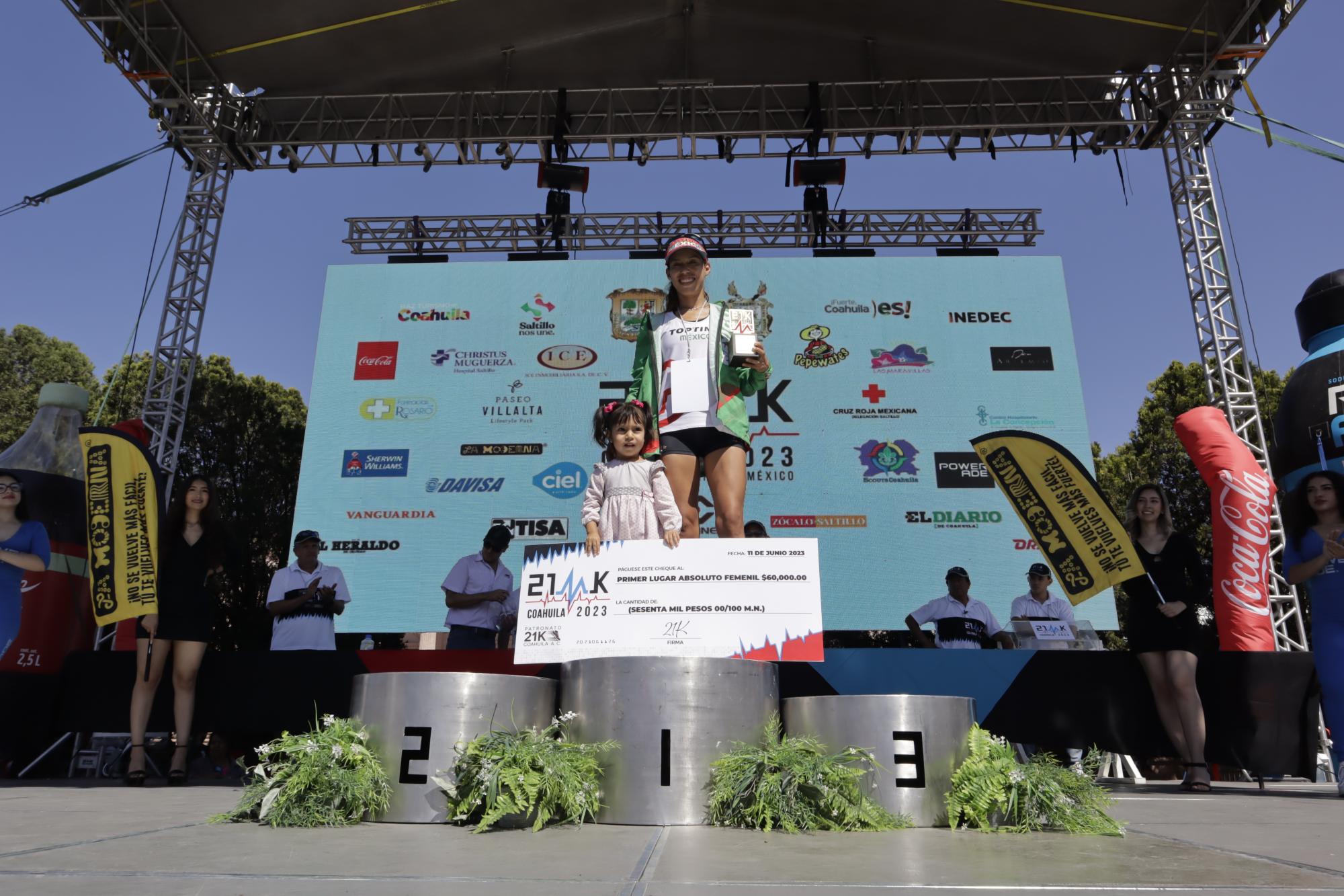 $!Isabel Oropeza Vázquez subió al podio de la mano de su hija para tomar el cheque de 60 mil pesos.