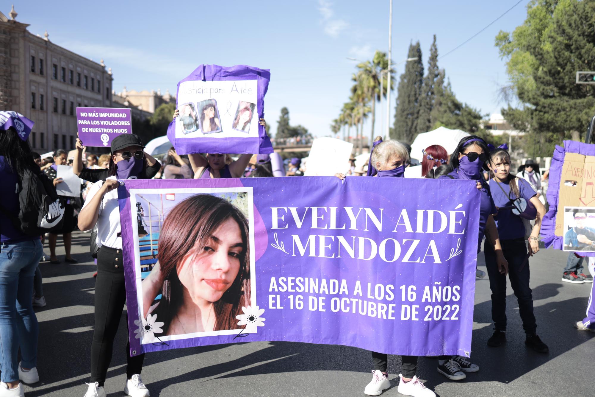 $!Numersas pancartas exhibían a víctimas de feminicidas.