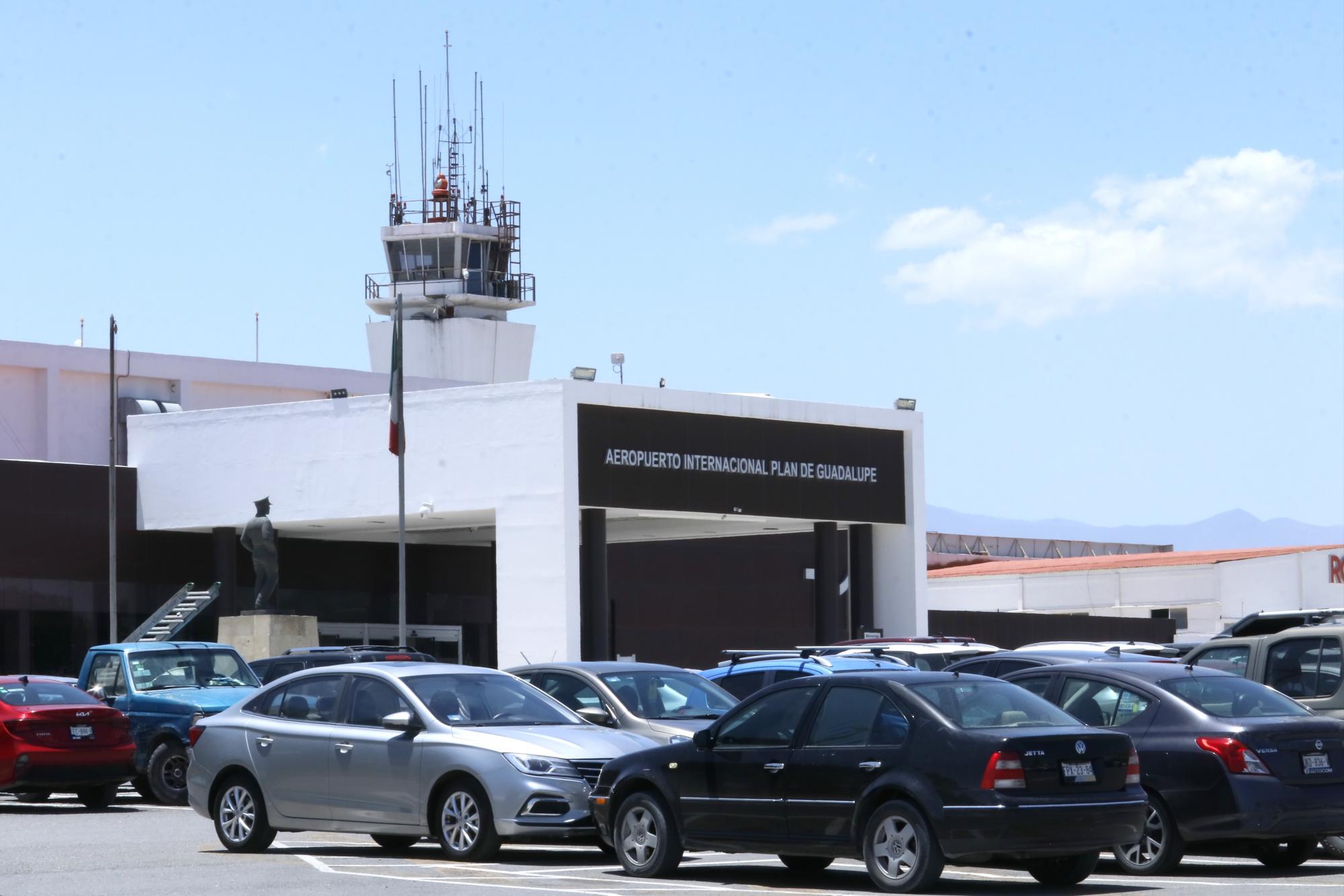 $!El estacionamiento del aeropuerto se ecuentra siempre lleno.