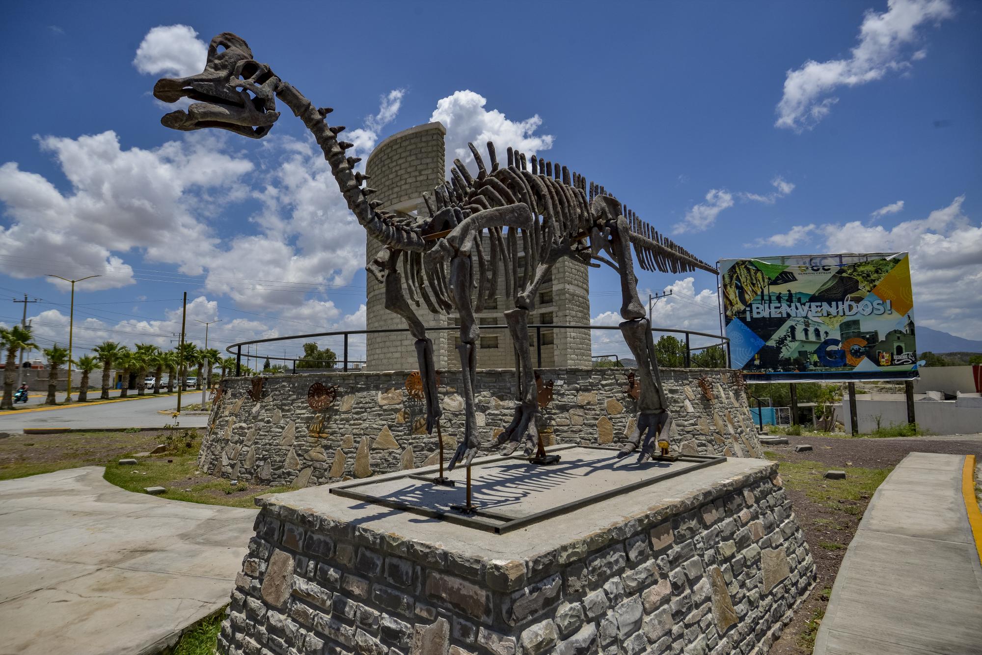 $!El esqueleto de un enorme dinosaurio te da la bienvenida al poblado.