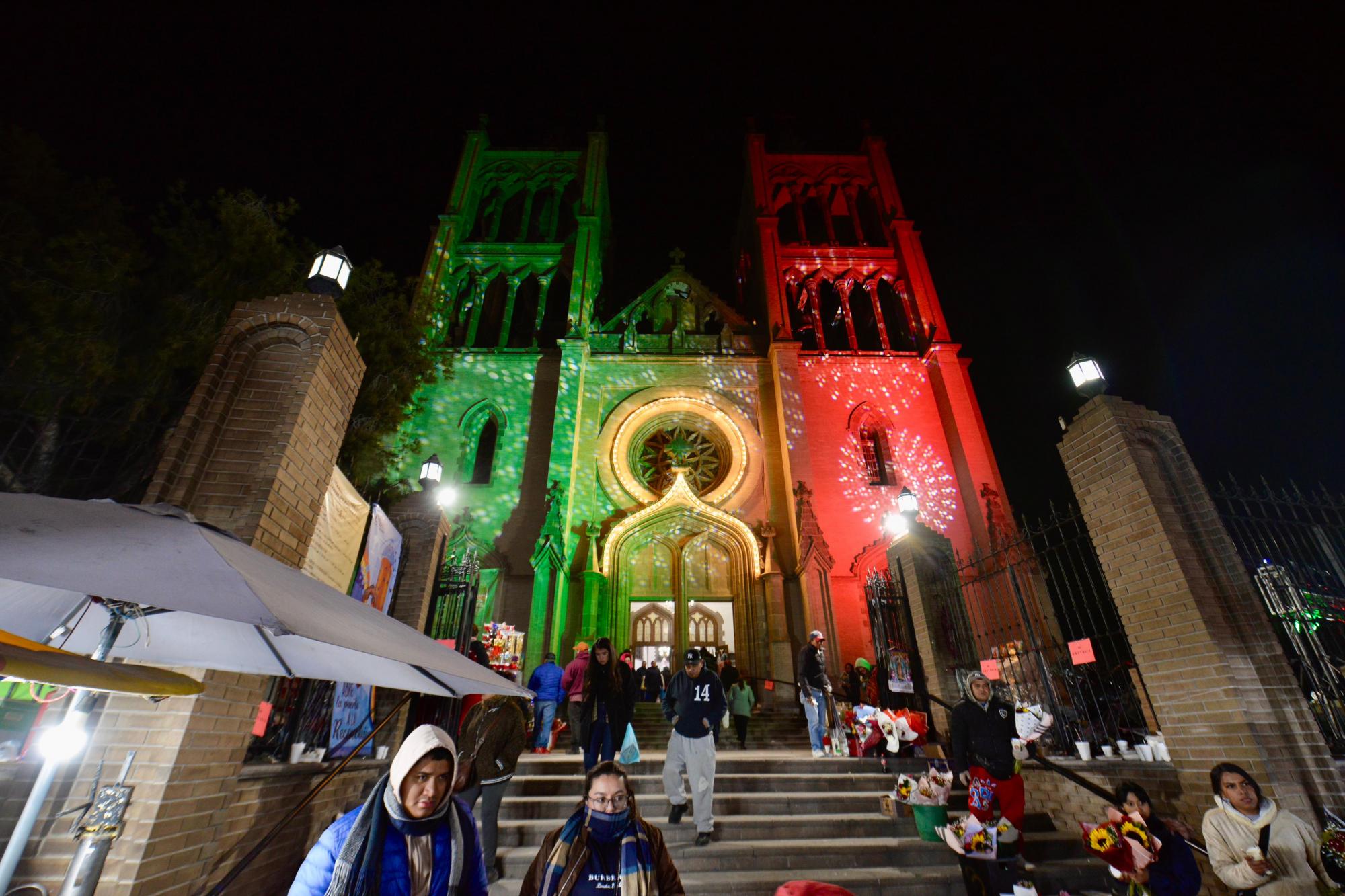 $!El Santuario de Guadalupe, lleno de flores y luces, fue el centro de cánticos y rezos durante el 12 de diciembre.