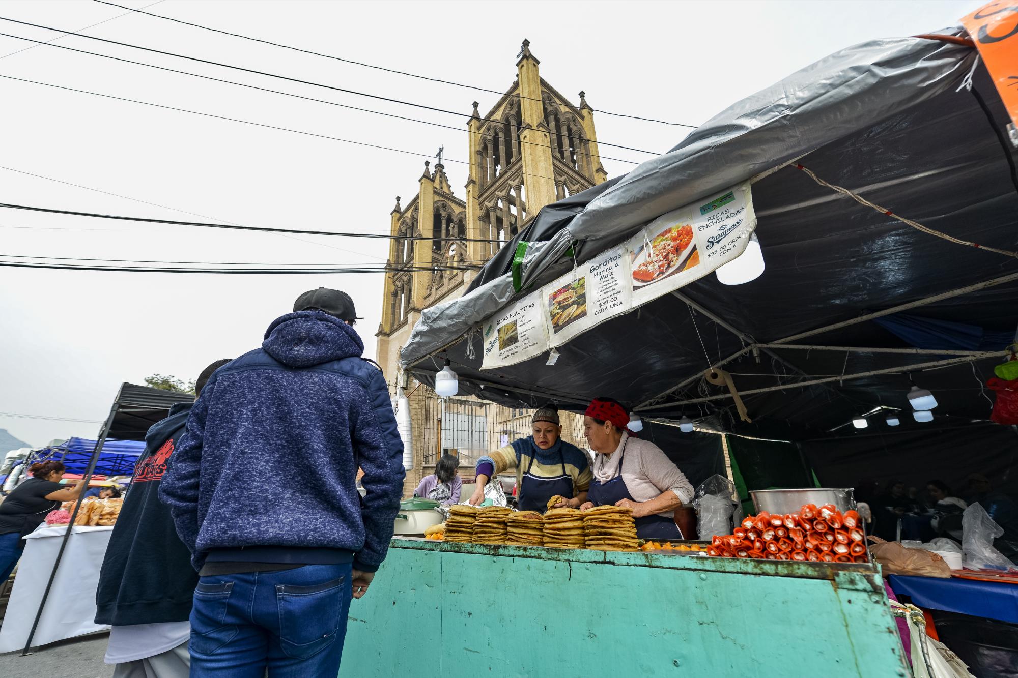 $!Los puestos de venta y alimentos se preparan para recibir a los peregrinos y visitantes que se congregan en torno al Santuario de Guadalupe.