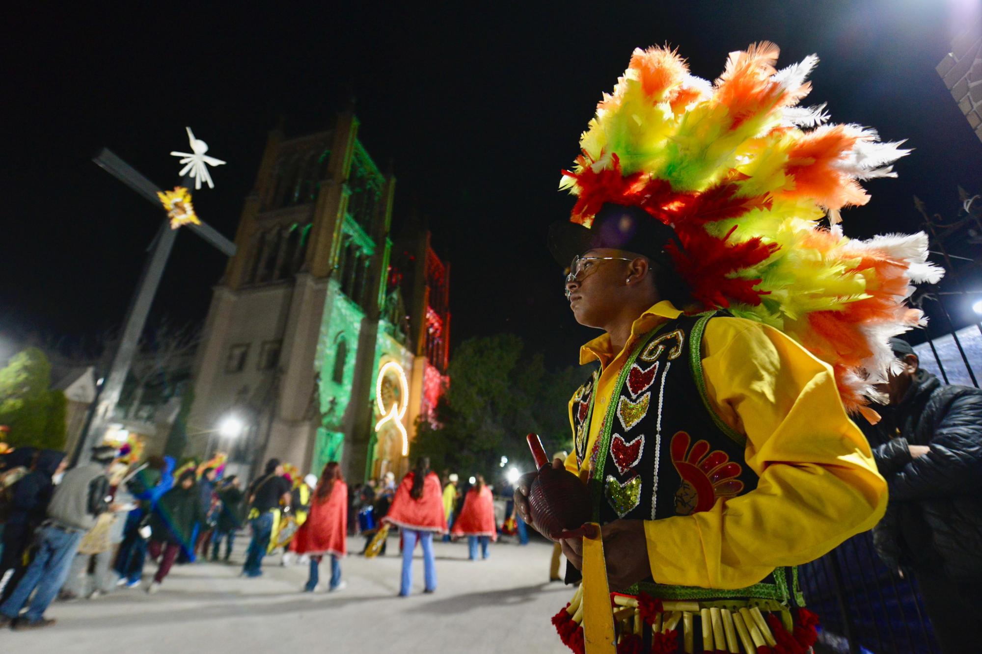 $!Danzantes tradicionales realizaron coloridos bailes frente al Santuario de Guadalupe, uniendo lo cultural y lo religioso.