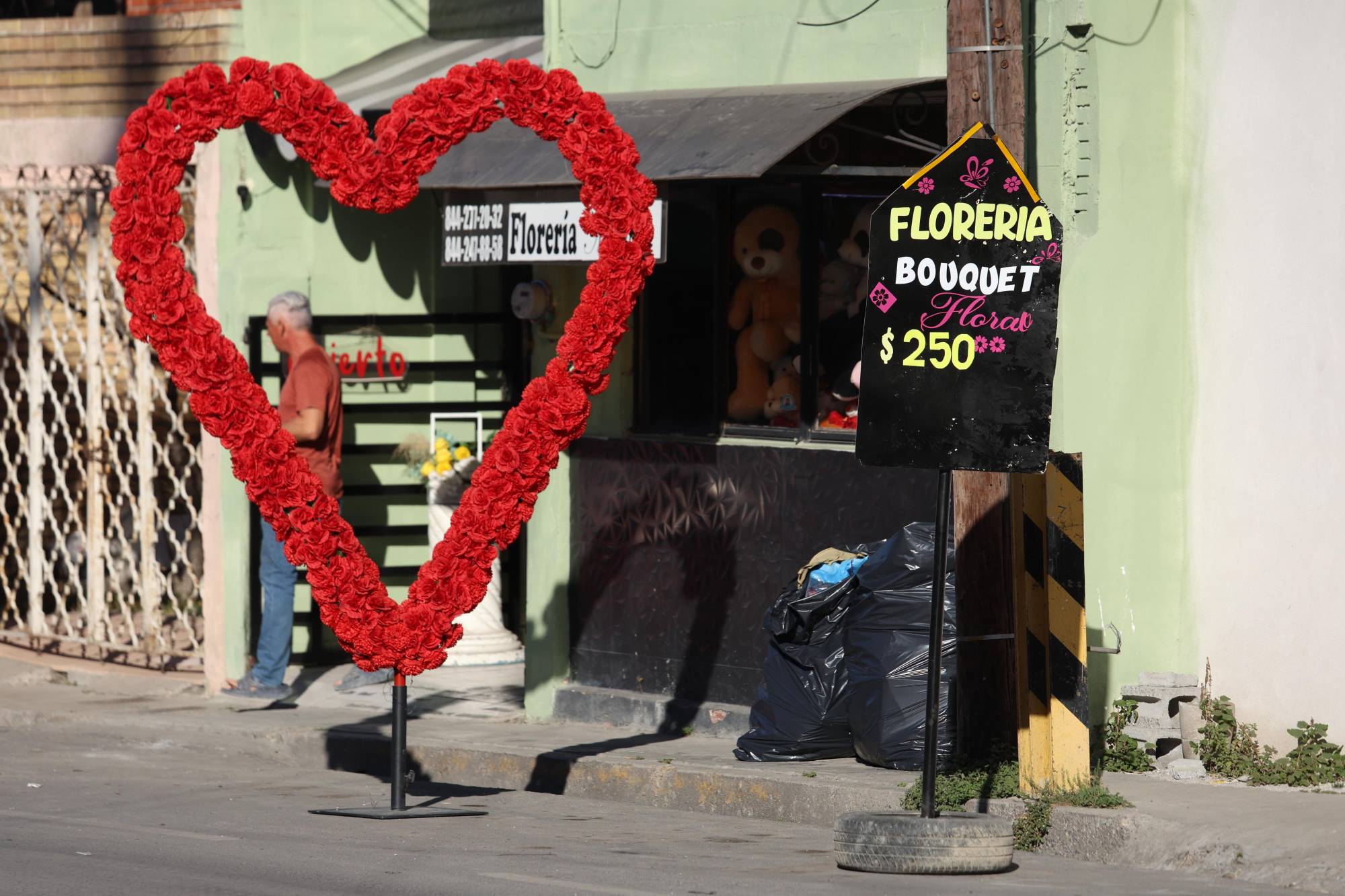 $!Florerías locales experimentan un aumento en los precios de las flores debido a la alta demanda por San Valentín.