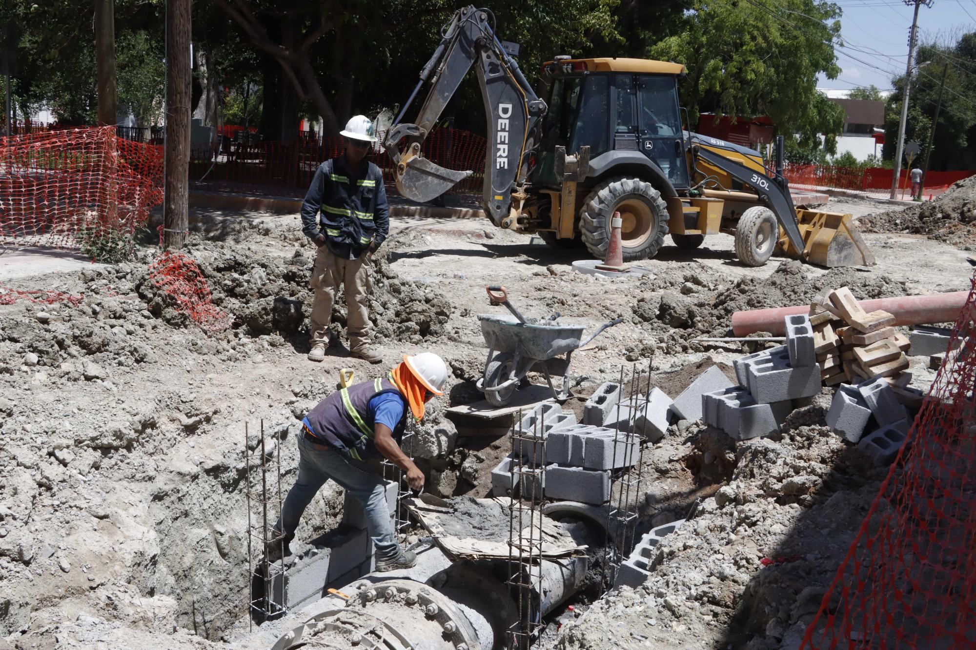 $!Vecinos y comerciantes reportan que el cierre de calles ha llevado a comentarios de clientes que evitan el centro y confunden el lugar con un negocio cerrado.