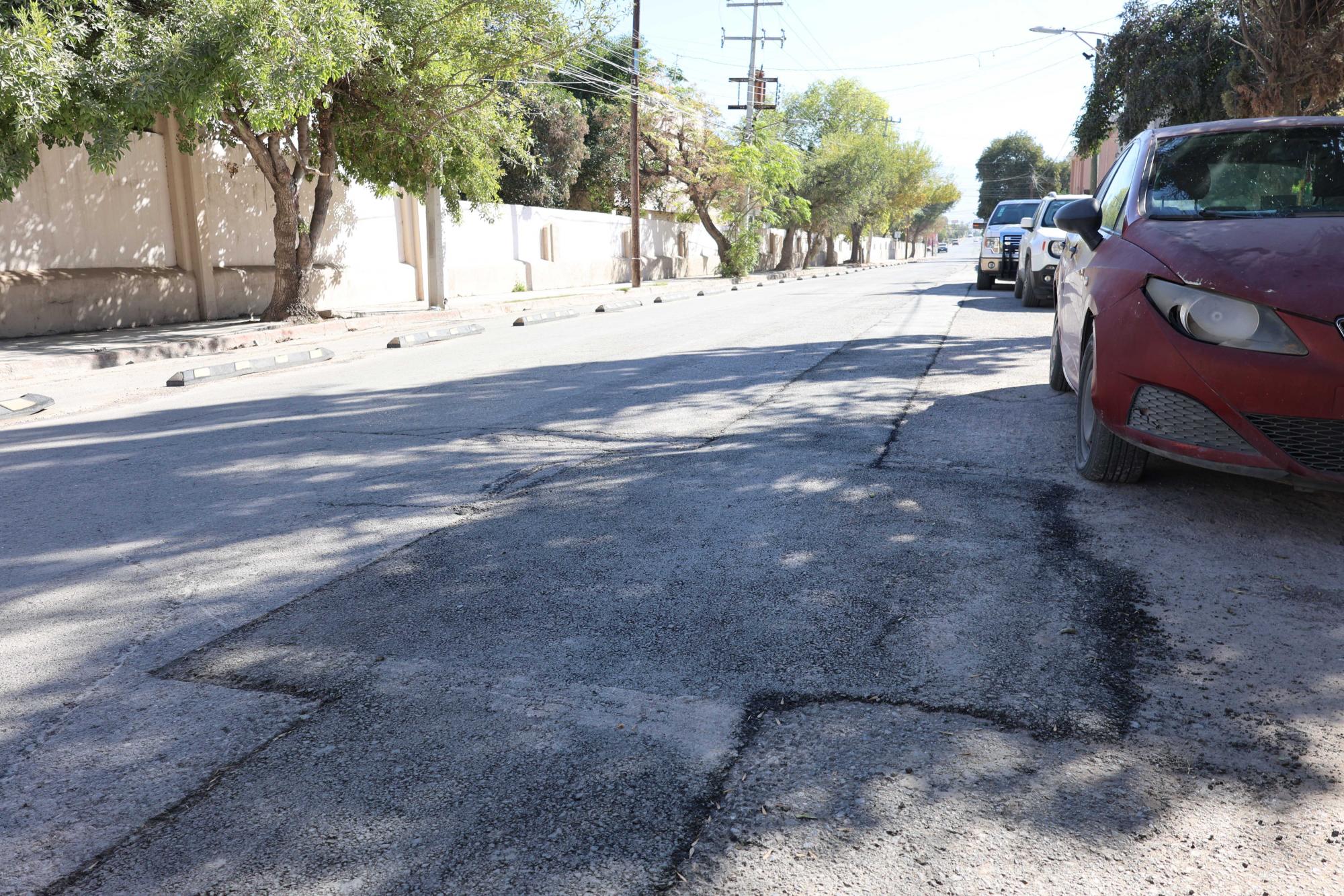 $!El pavimento de la calle Salvador González Lobo presenta bordes irregulares y hundimientos, lo que ha generado molestias entre los vecinos de la zona.