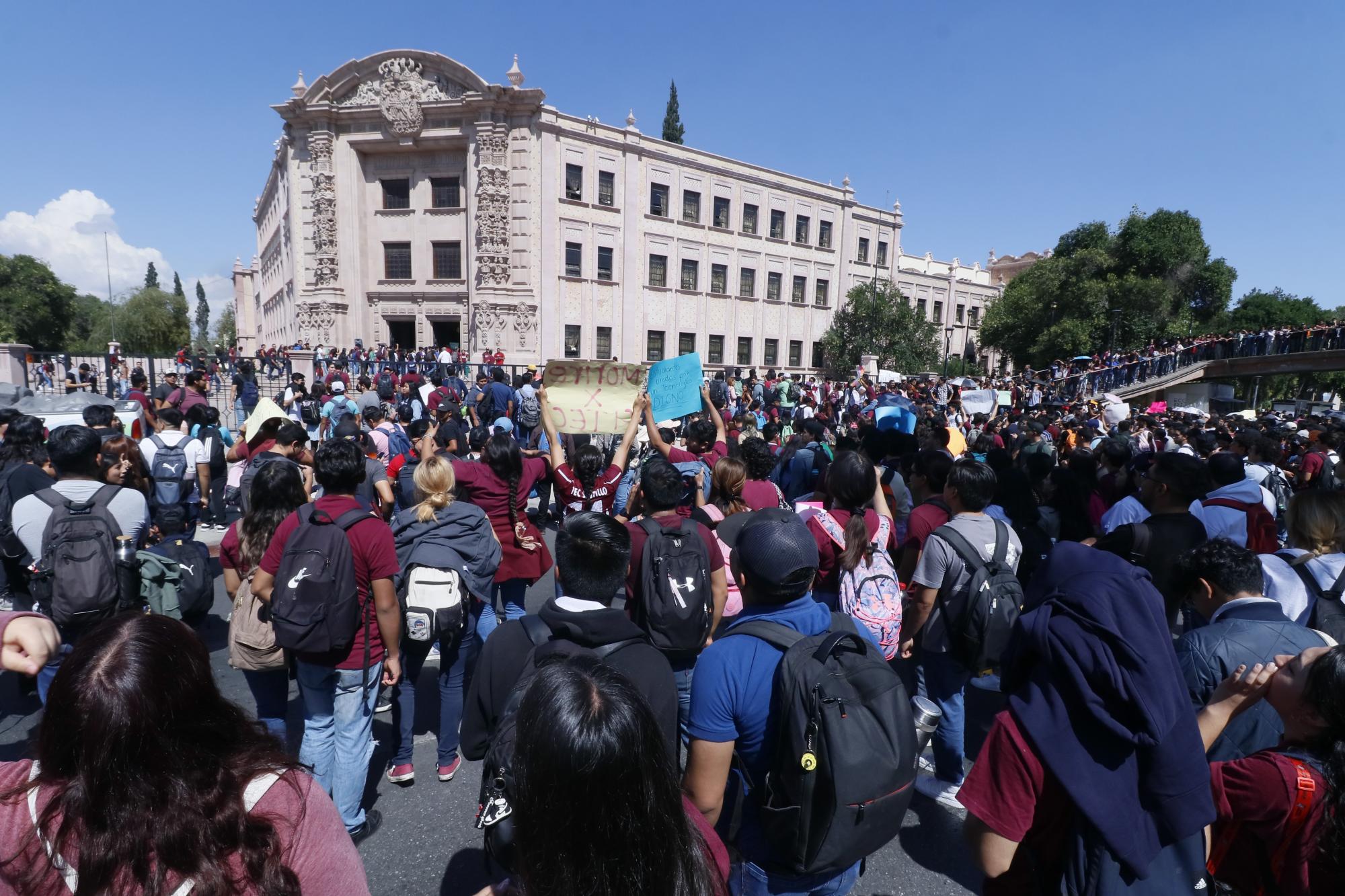 $!El 14 de septiembre un evento musical provocó que la explanada del ITS fueran usadas para ver el concierto y consumir bebidas alcohólicas. El 18 de ese mes el alumnado cerró las calles pidiendo la destitución de la directora María Gloria Hinojosa y exigiendo mejores condiciones.