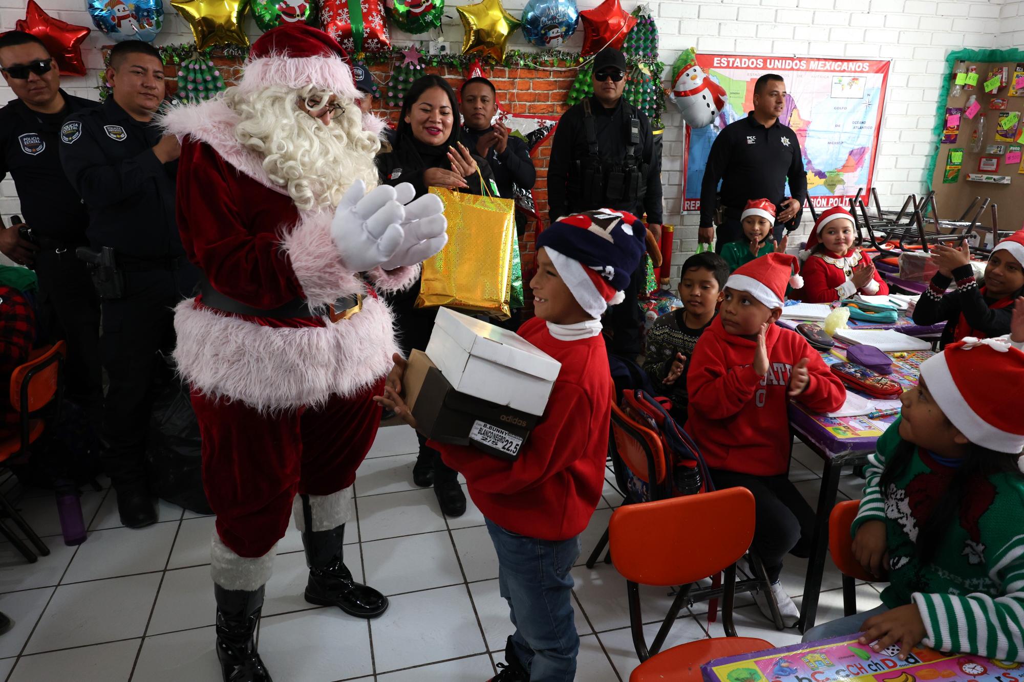 $!Santa Claus entregó personalmente los regalos a Juanito, quien vio con alegría que sus deseos escritos en la cartita, se hicieron realidad.