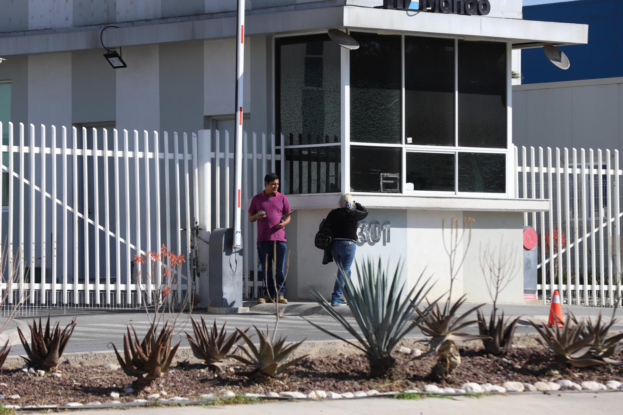 $!Una mujer que intentó ingresar a HL Mando para poner su renuncia, no pudo hacerlo pues los accesos estaban encadenados.