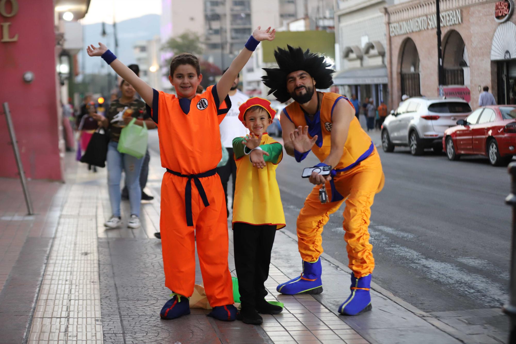 $!Una familia divertida posa en el Centro Histórico de Saltillo, luciendo sus disfraces coordinados mientras disfrutan de la celebración de Halloween y el ambiente festivo.