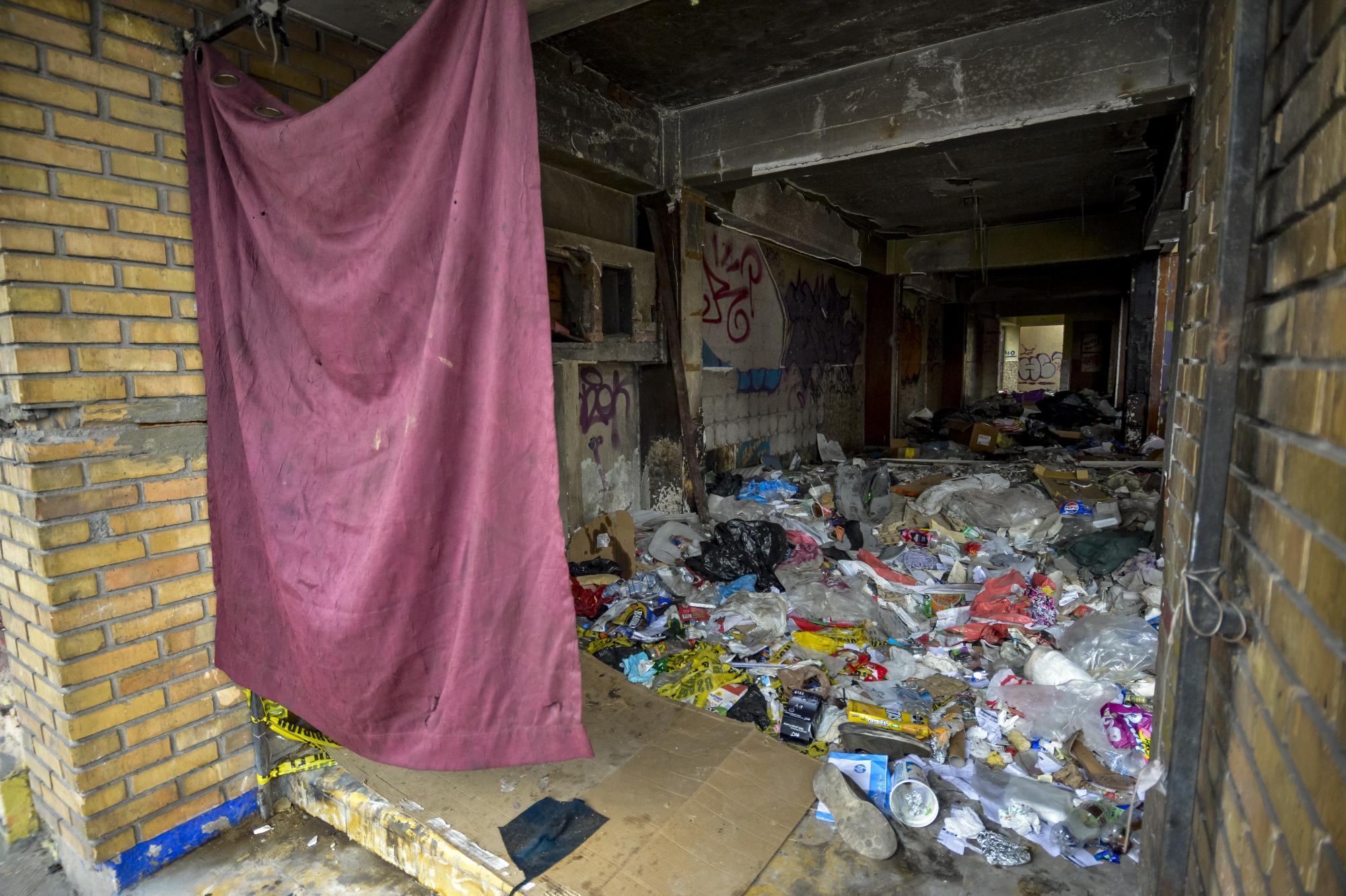 $!Ratas y cucarachas invaden los comercios vecinos debido a la acumulación de basura en el inmueble abandonado.