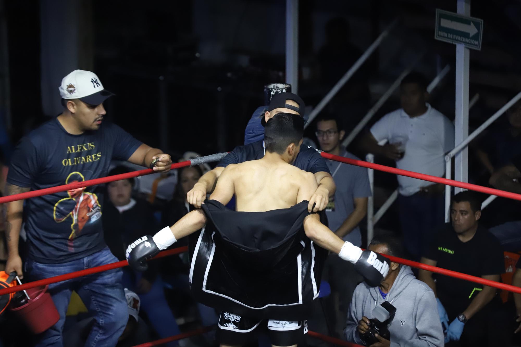 $!La gente vibró en el recinto saltillense para un gran combate de box.