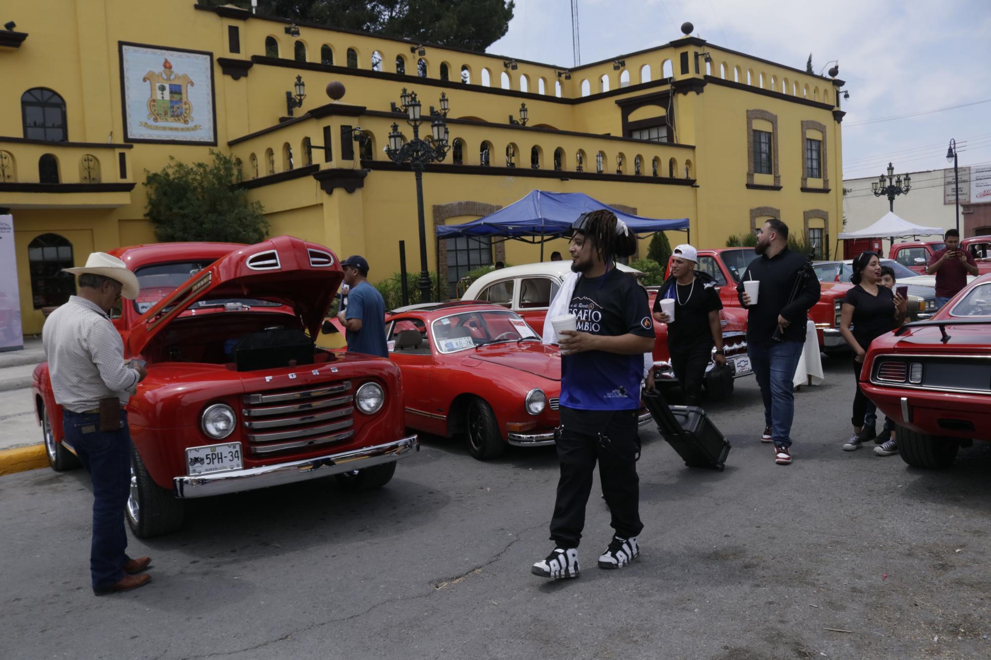 $!Los amantes de los autos clásicos se reunieron en Ramos Arizpe para la “Tercera Exposición de Autos Clásicos”, con 200 unidades de Coahuila, Nuevo León, Zacatecas y Aguascalientes.